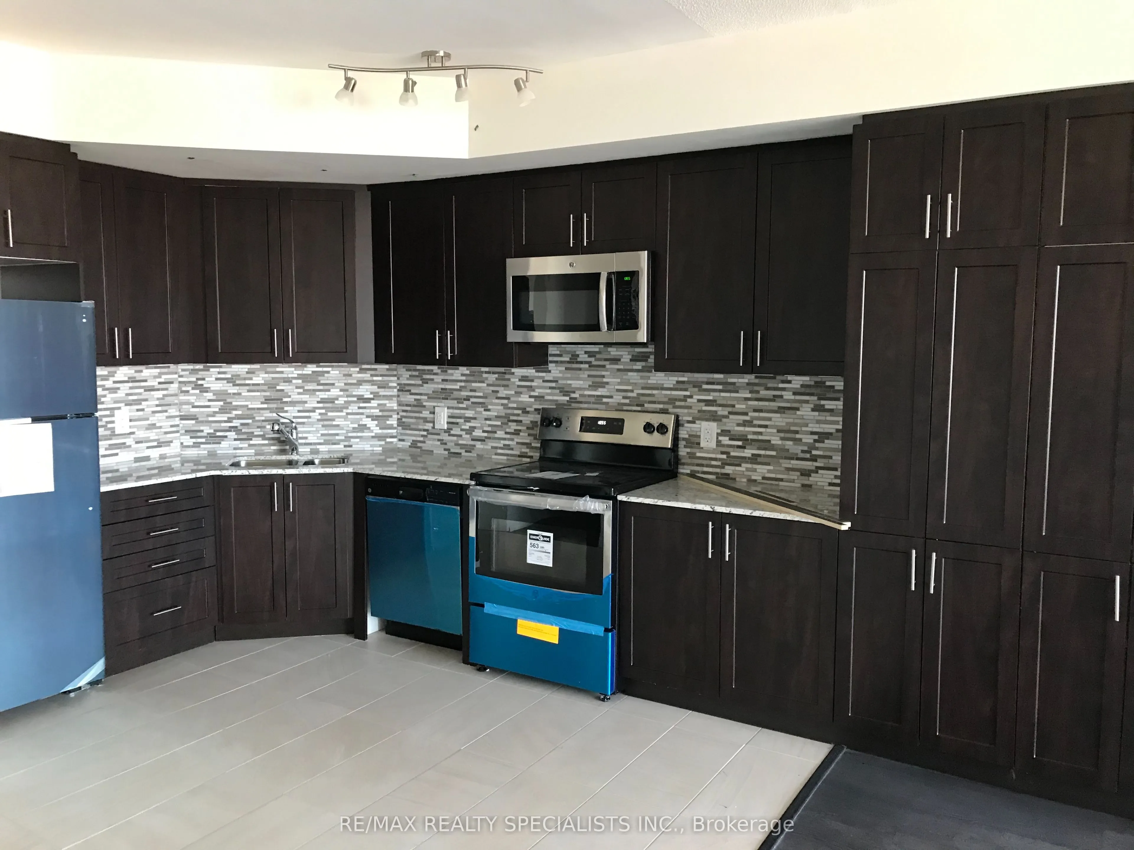 560 North Service Road, #806