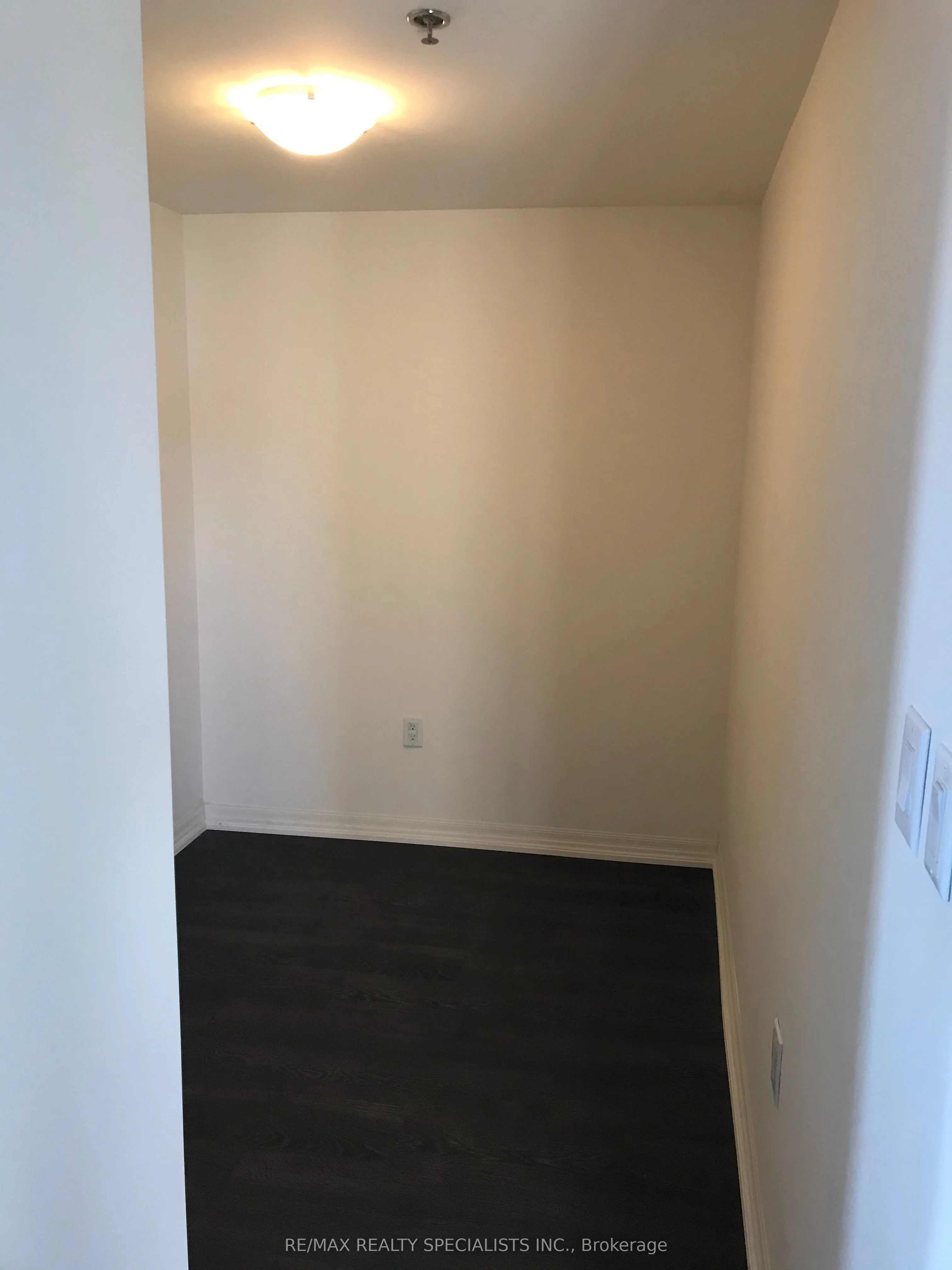 560 North Service Road, #806