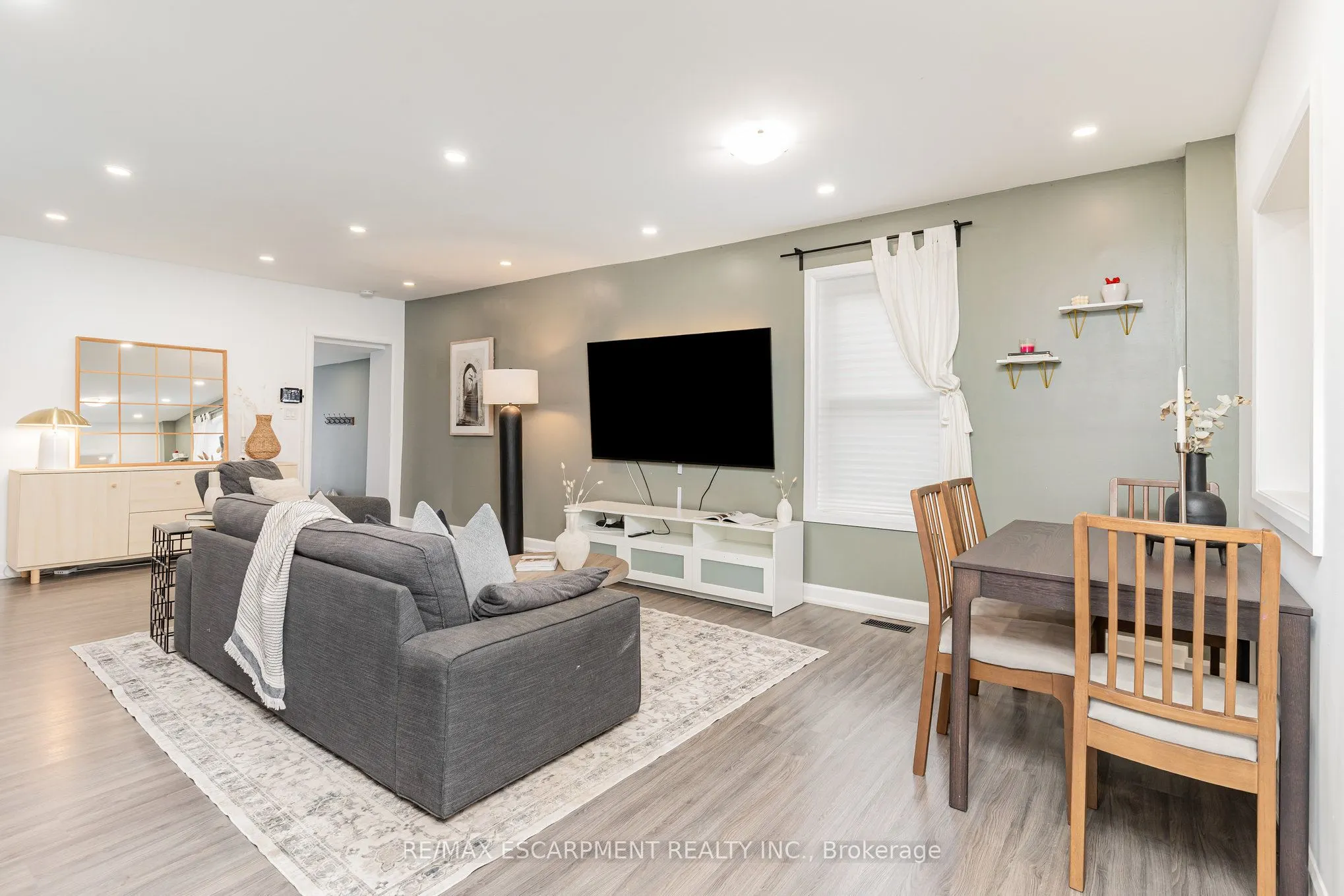 4 Robins Avenue
