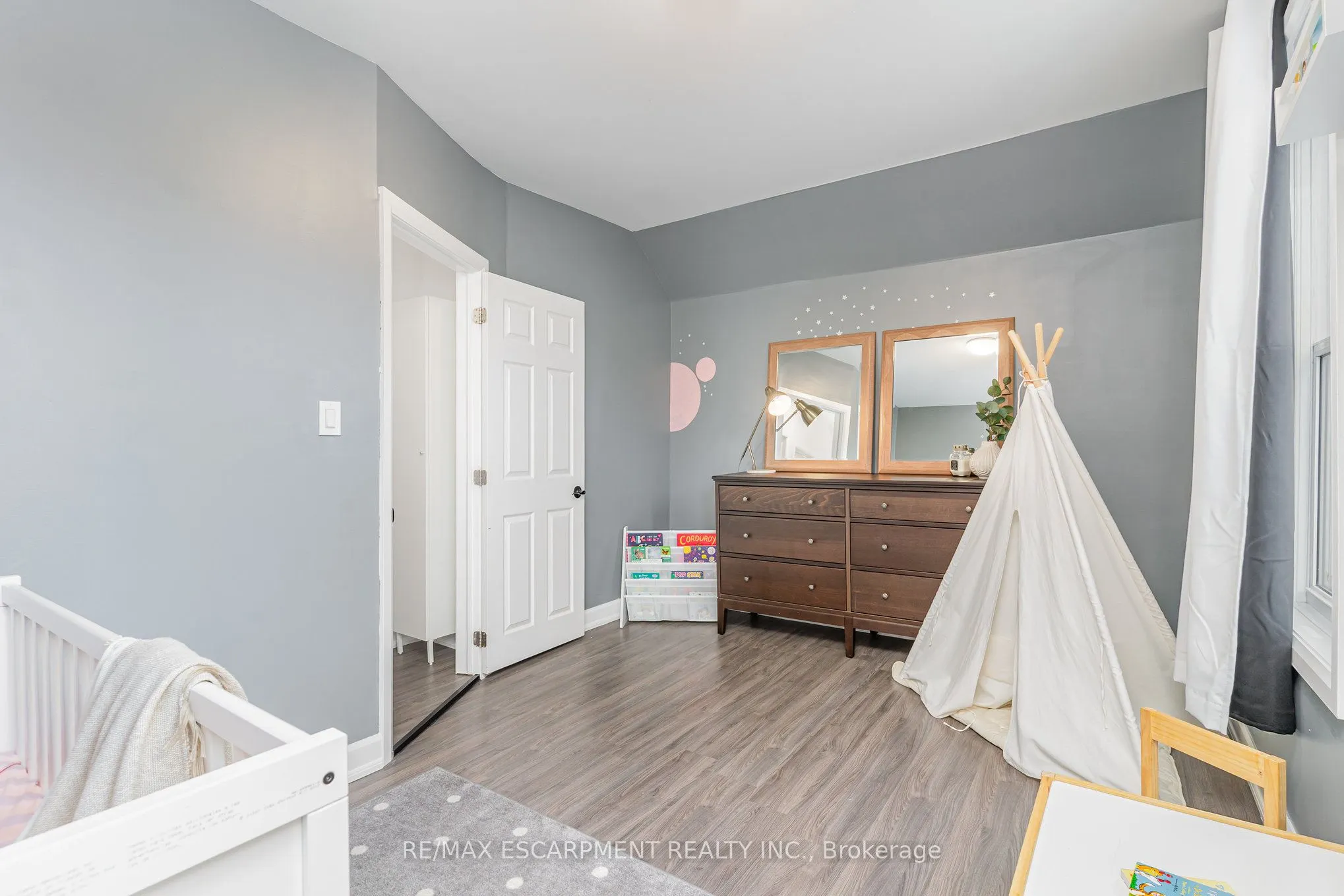 4 Robins Avenue