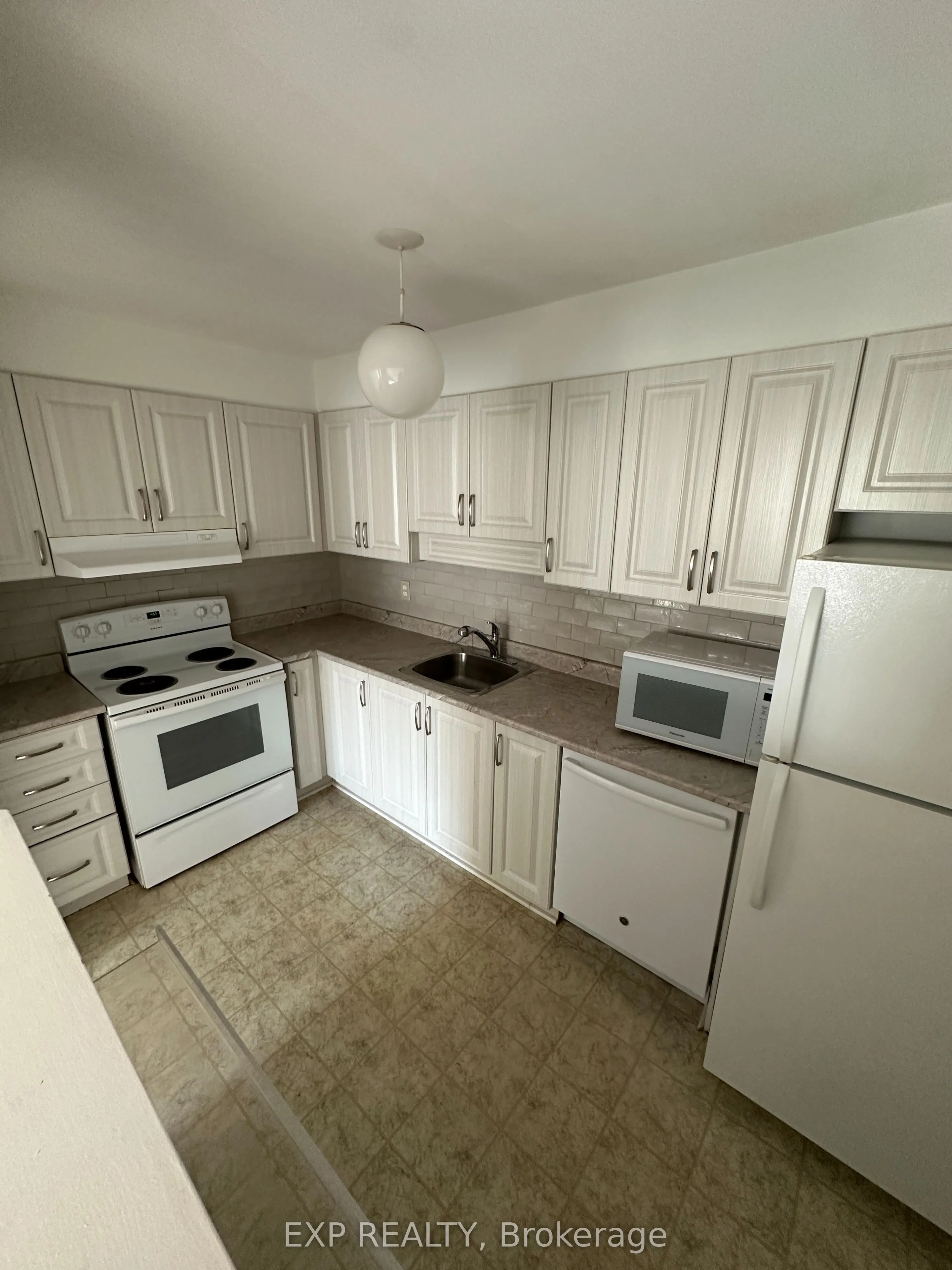 216 Viewmount Drive, #102