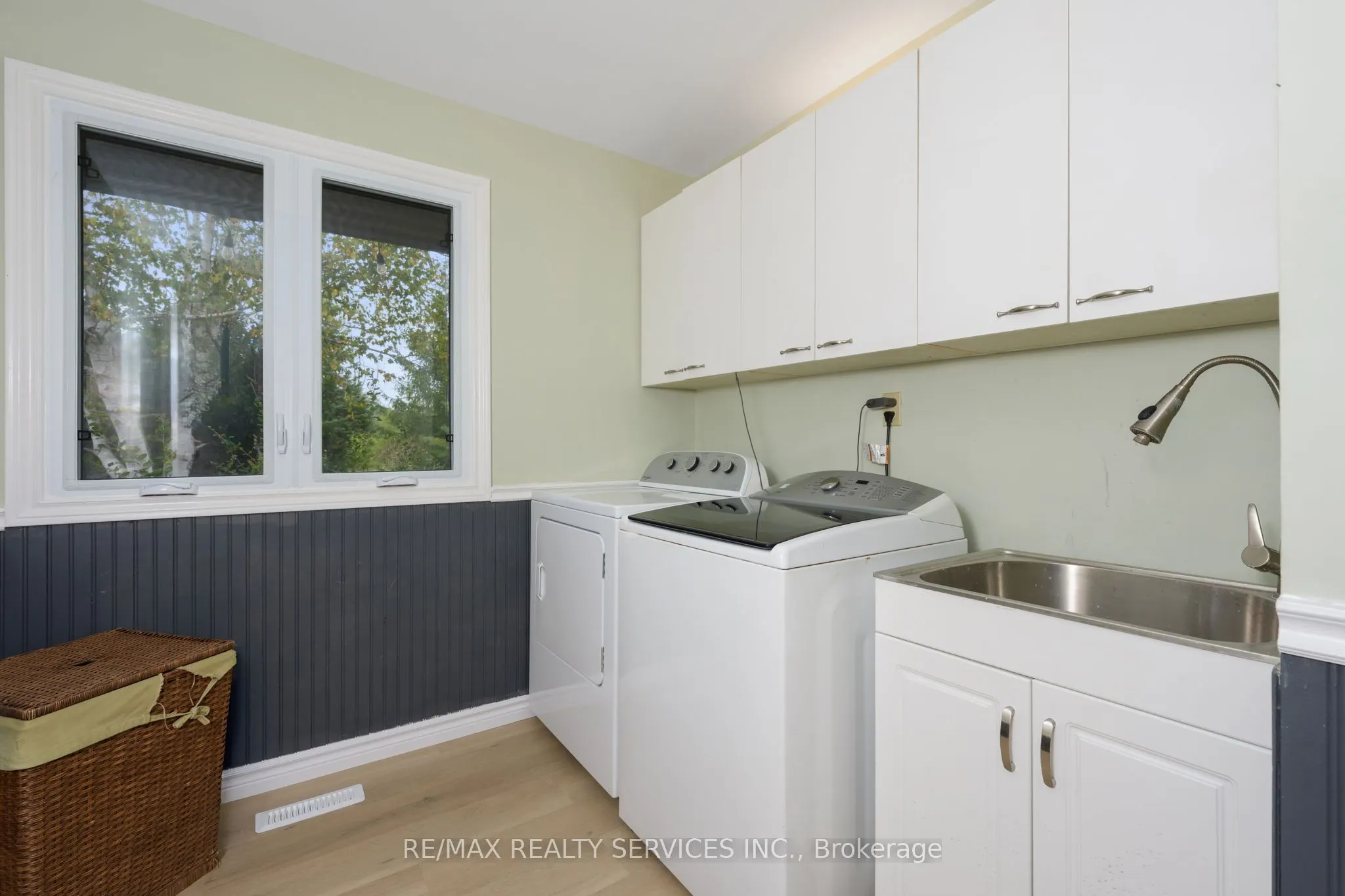 8777 17th Sideroad
