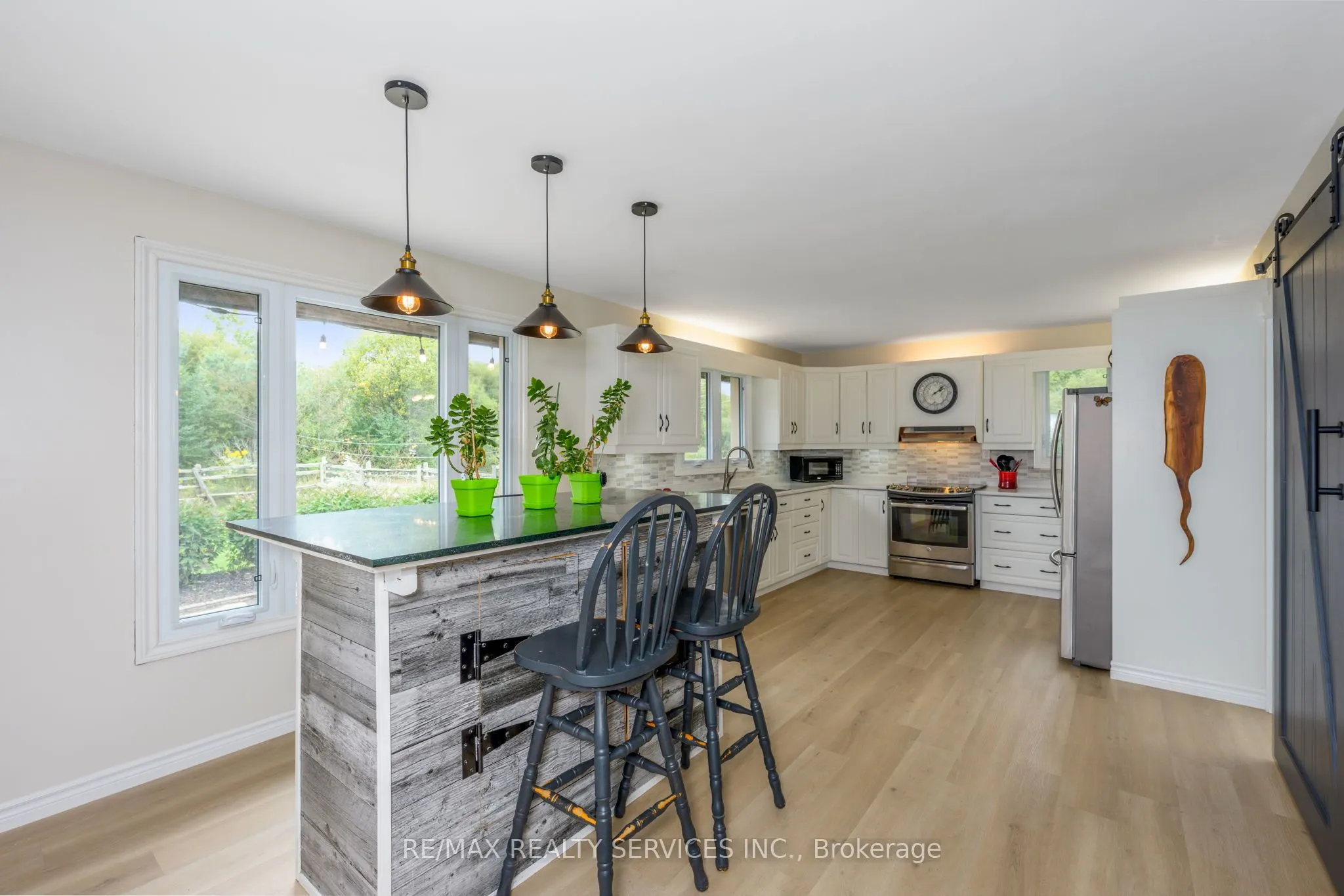 8777 17th Sideroad
