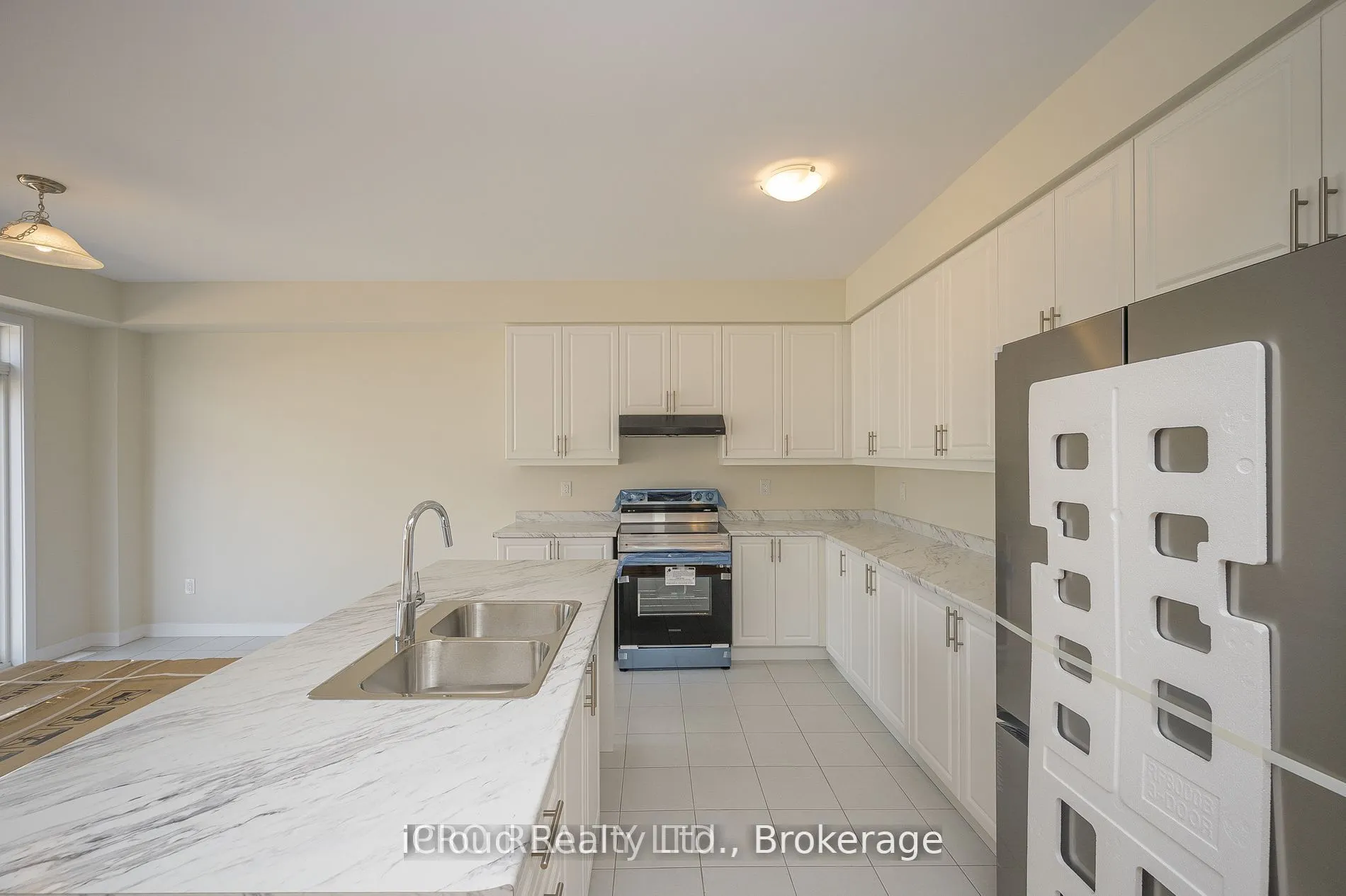 102 SUNFLOWER Crescent