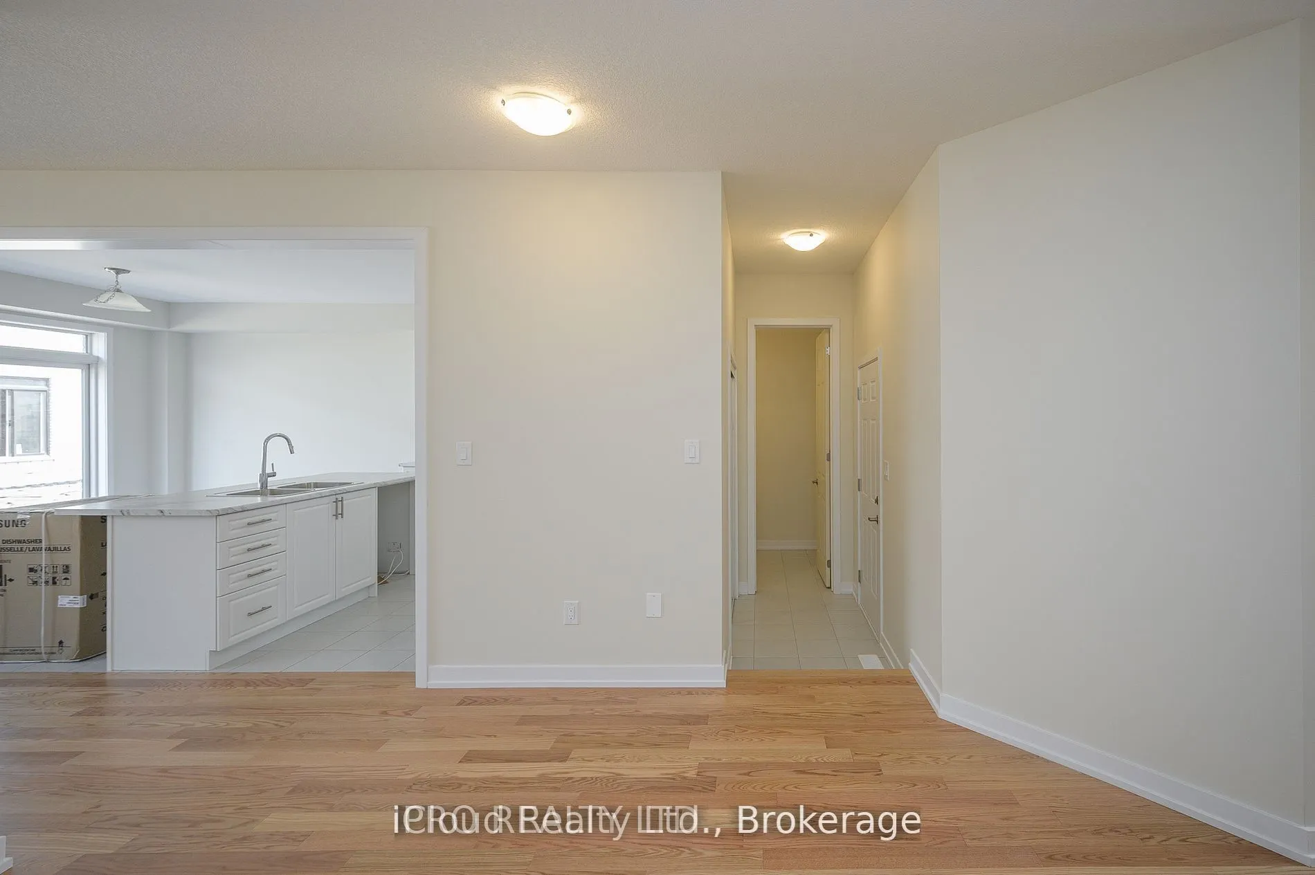 102 SUNFLOWER Crescent