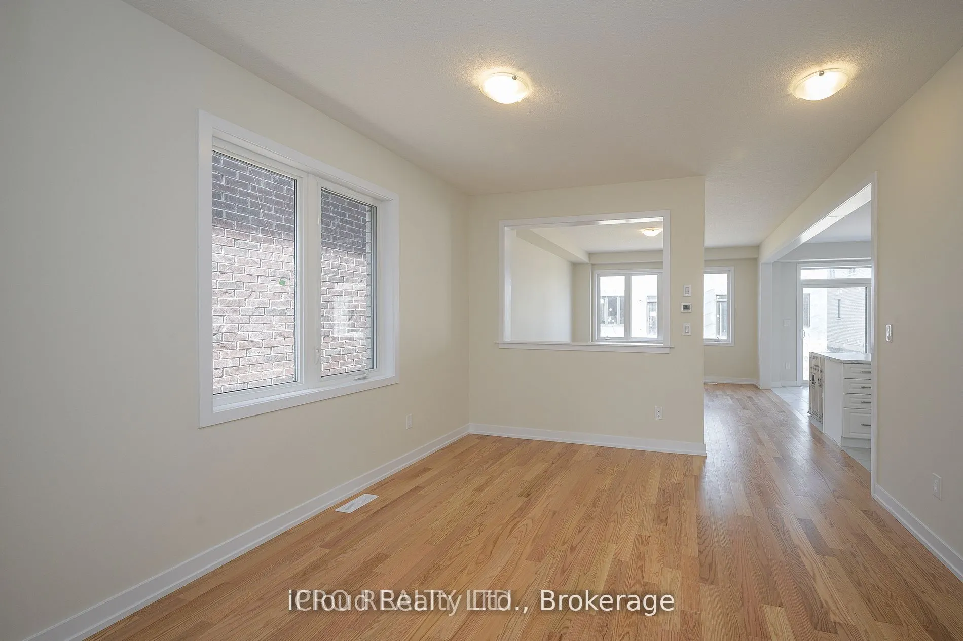 102 SUNFLOWER Crescent