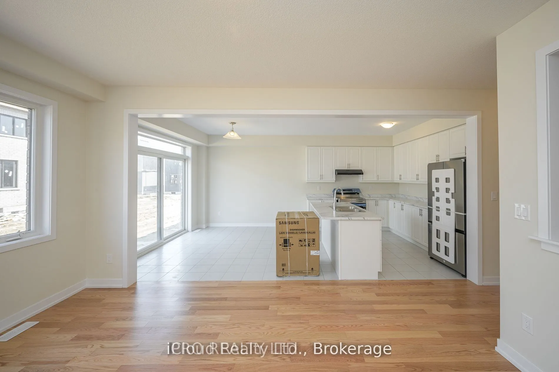 102 SUNFLOWER Crescent