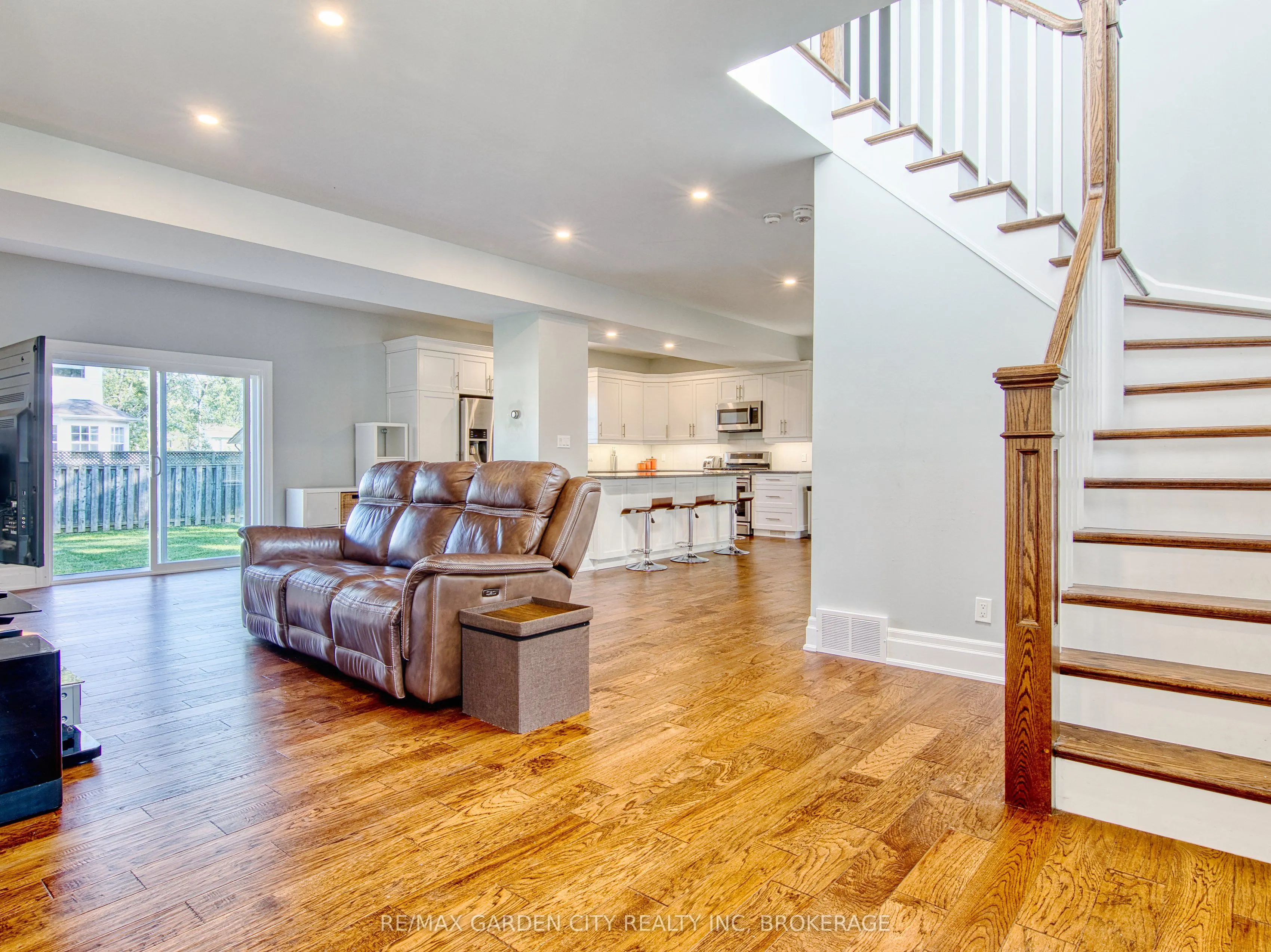 686 Lakeview Road