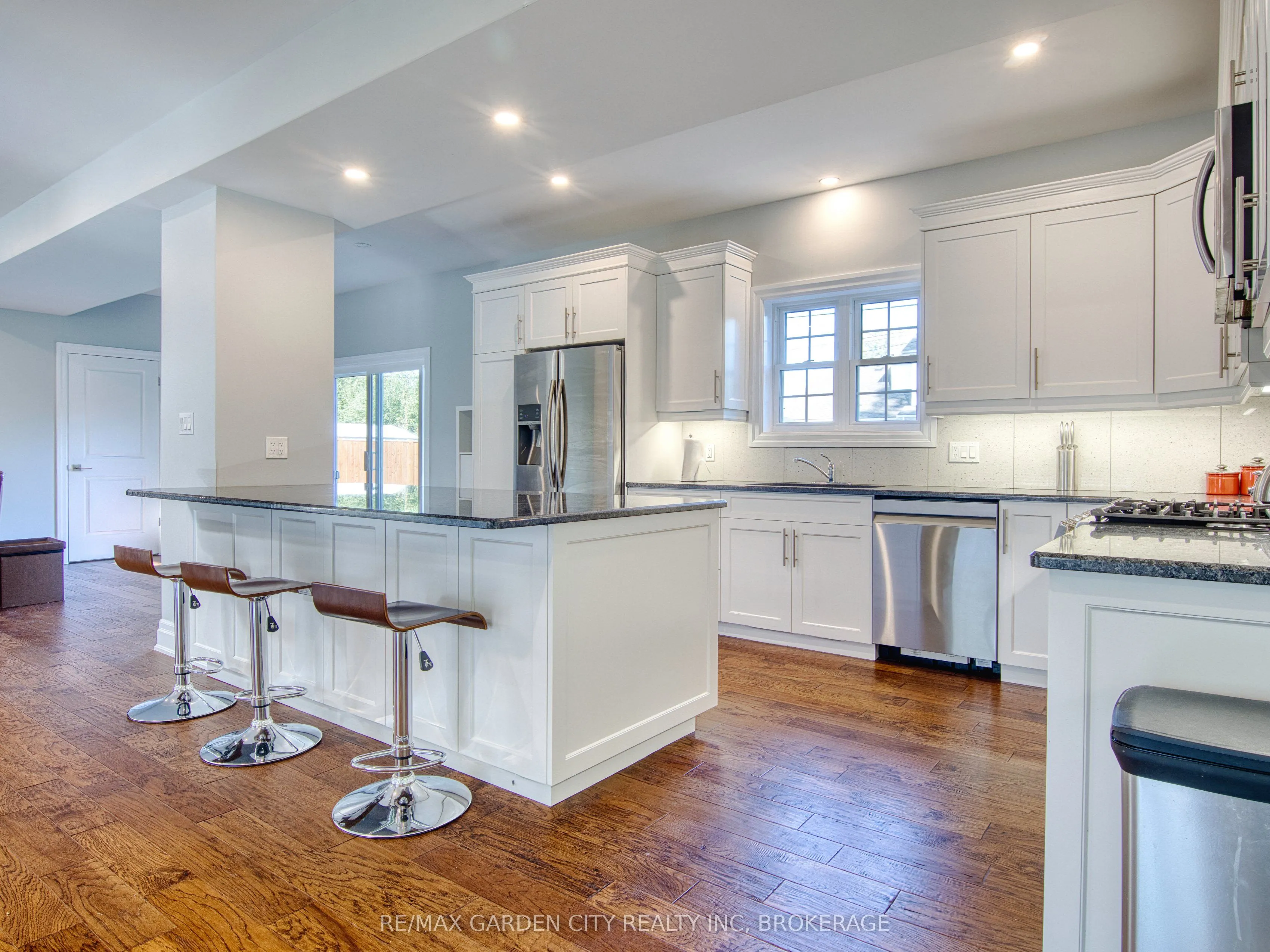 686 Lakeview Road