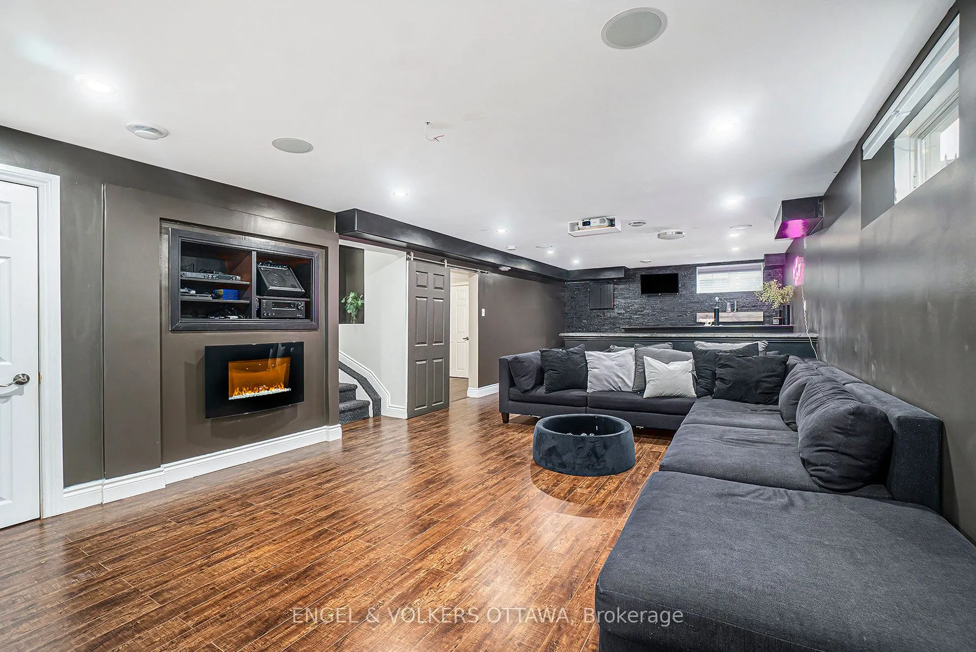 2399 Glandriel Crescent