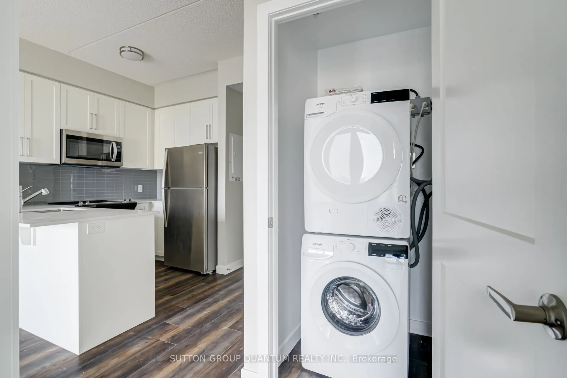 15 Queen Street S, #908