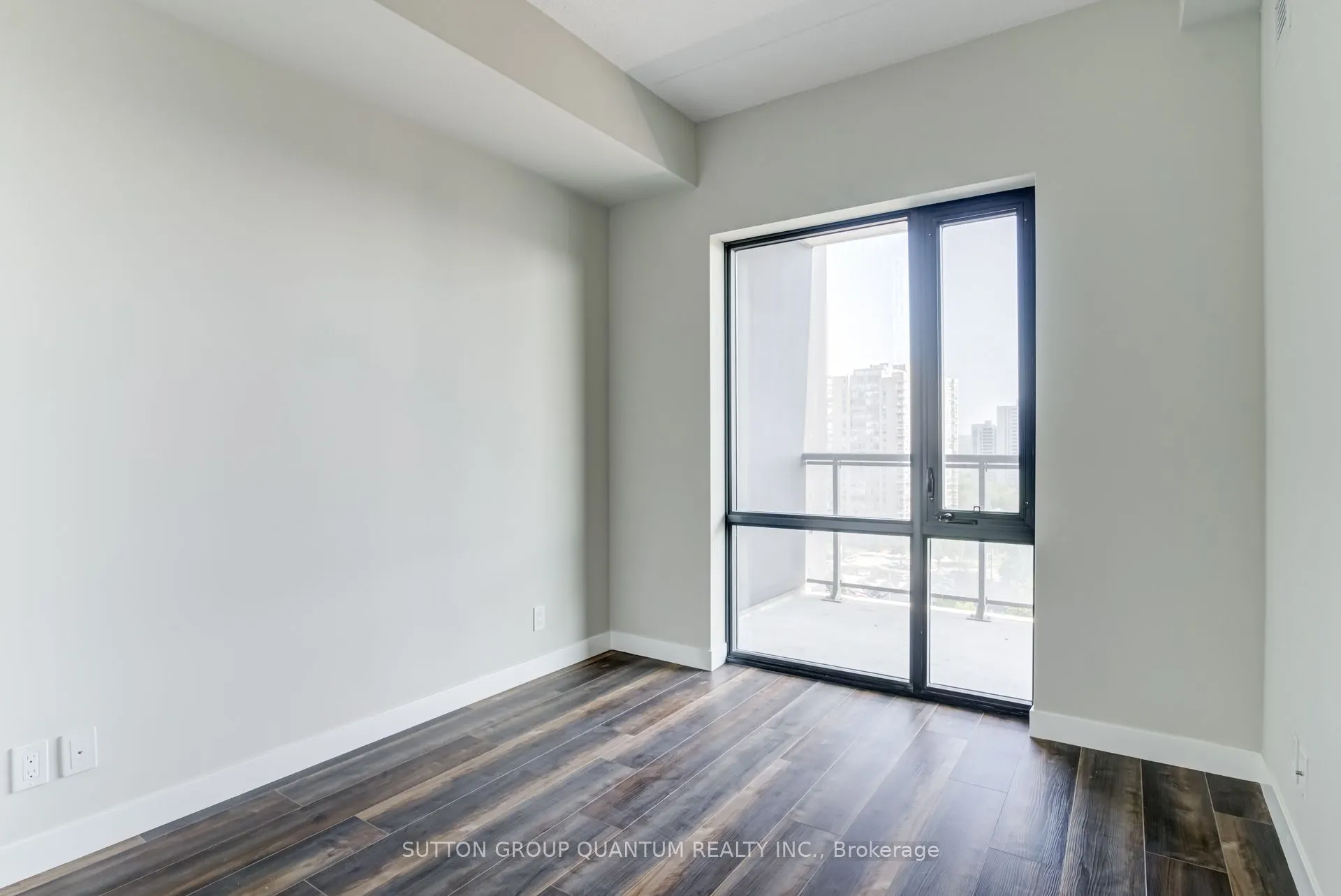 15 Queen Street S, #908