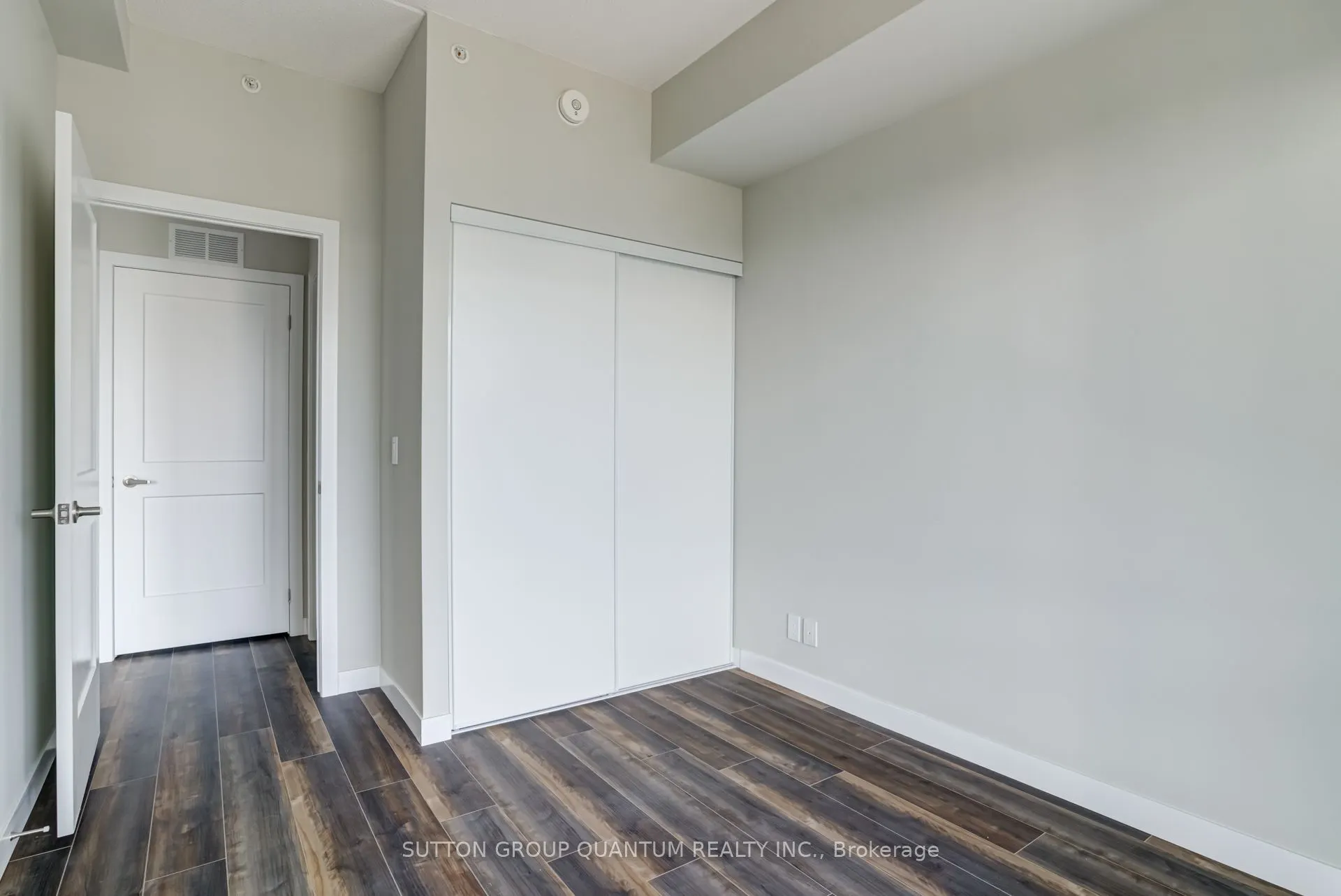 15 Queen Street S, #908