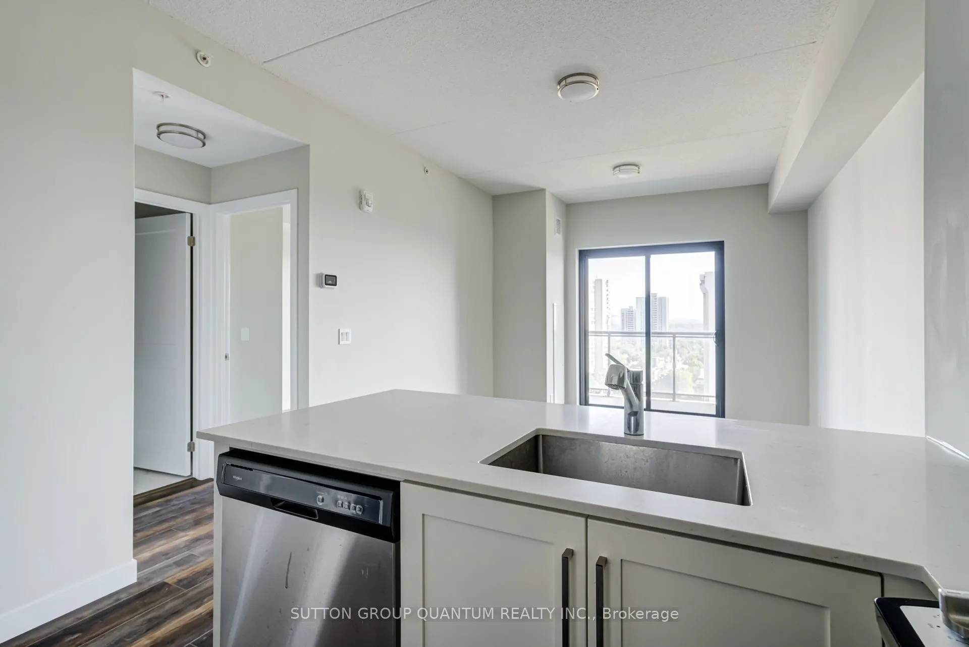 15 Queen Street S, #908