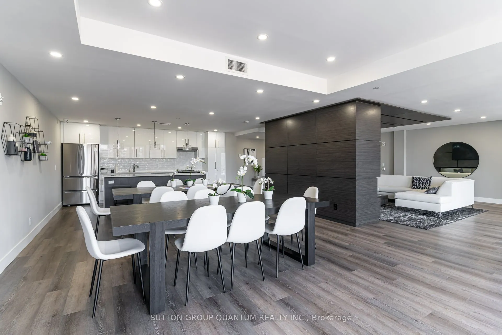 15 Queen Street S, #908