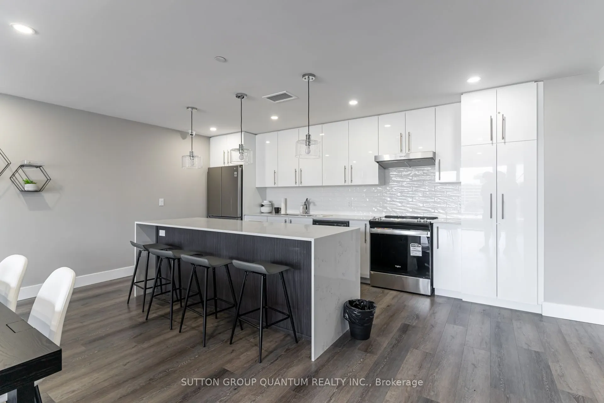 15 Queen Street S, #908