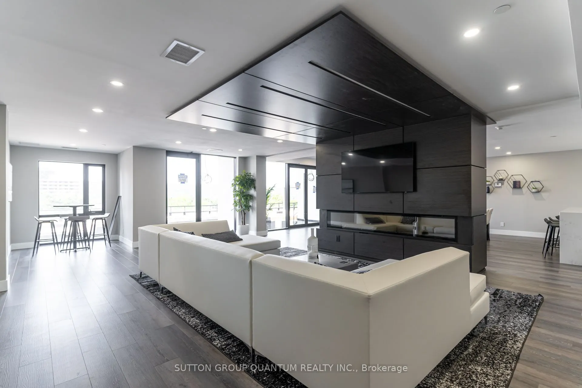15 Queen Street S, #908