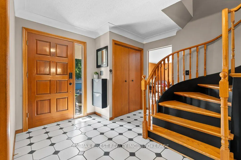 550 Rankin Crescent