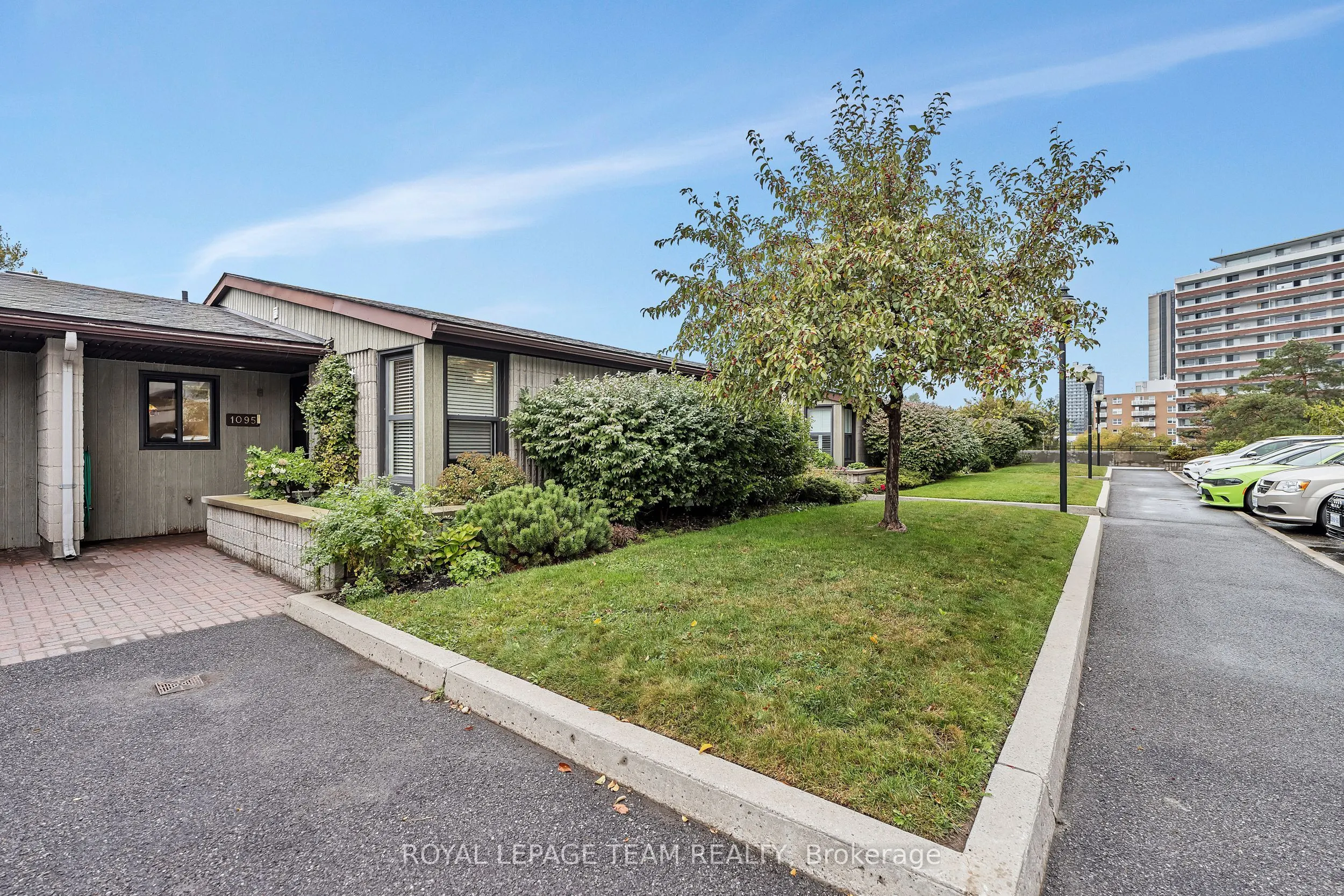 1095 Ambleside Drive, #21