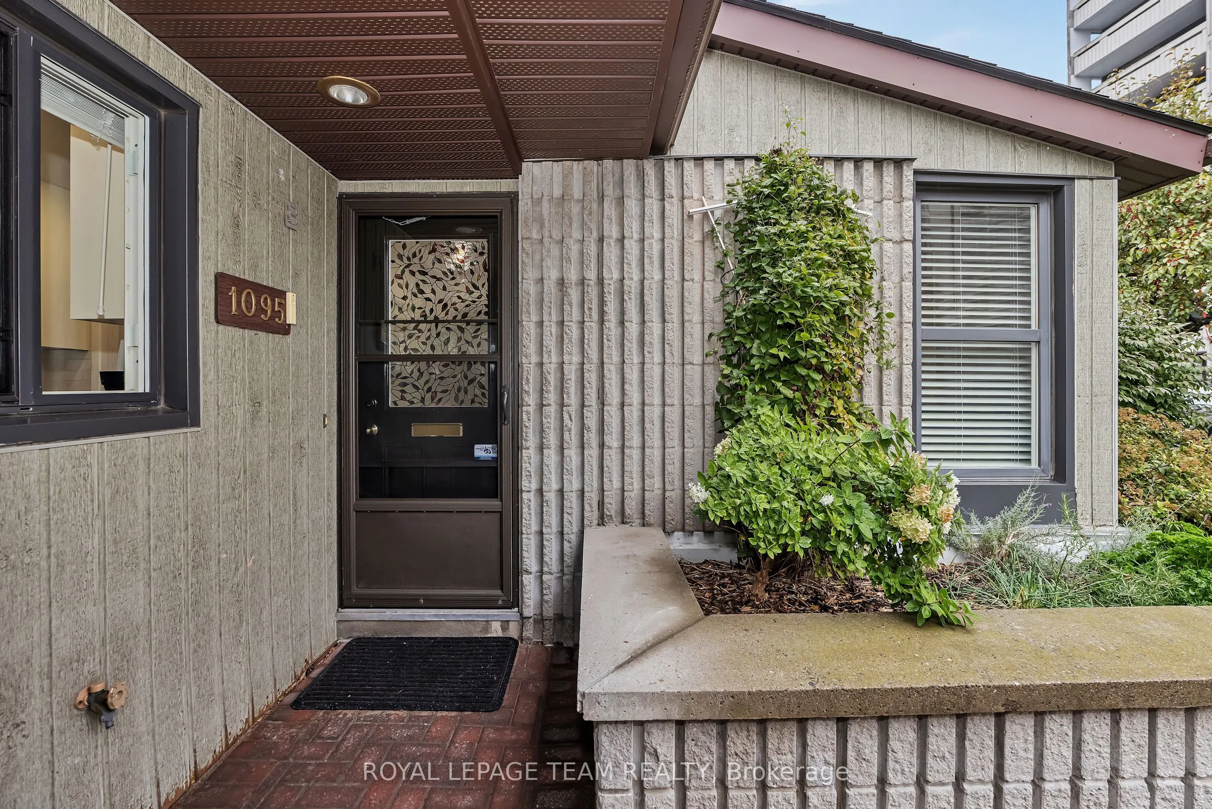 1095 Ambleside Drive, #21