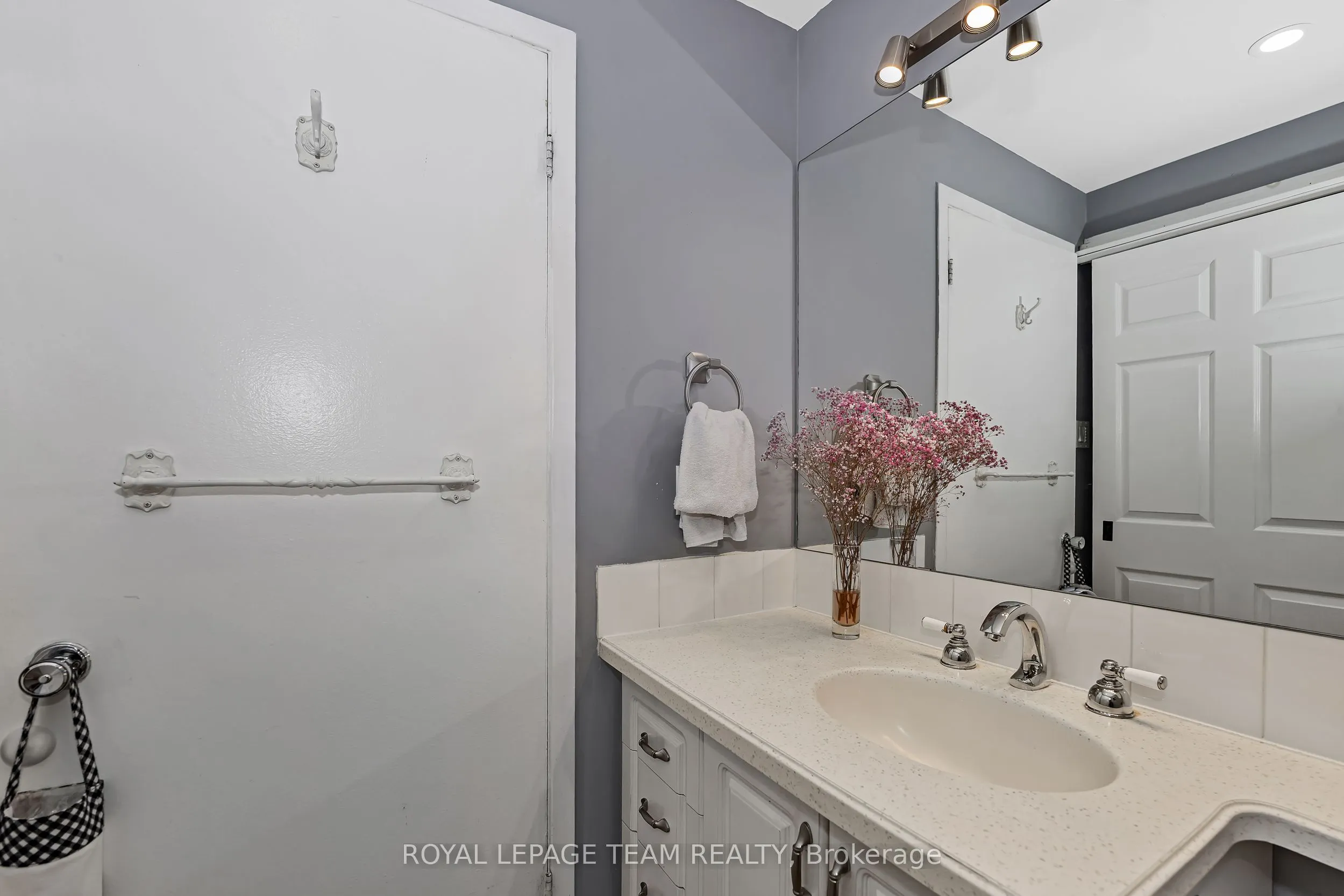 1095 Ambleside Drive, #21