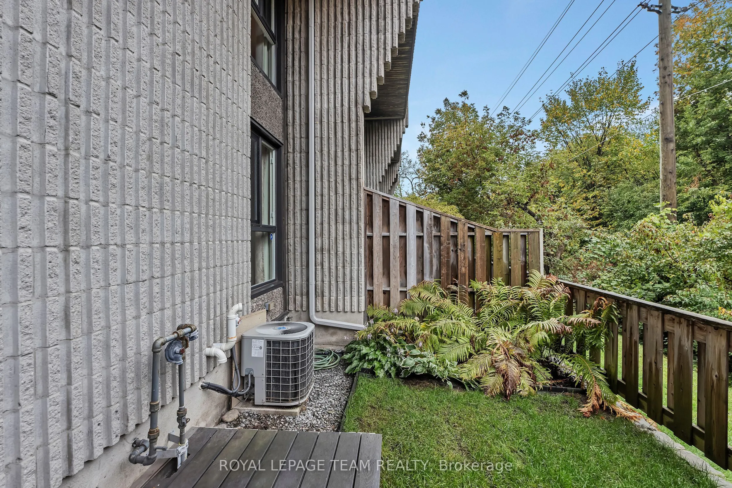 1095 Ambleside Drive, #21