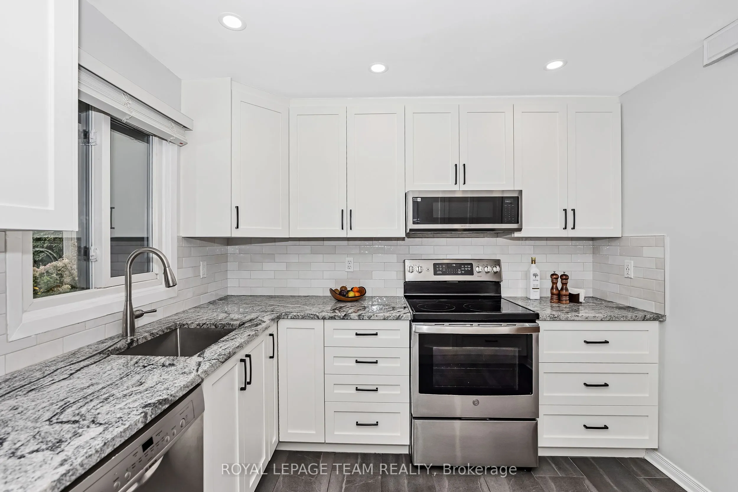 1095 Ambleside Drive, #21