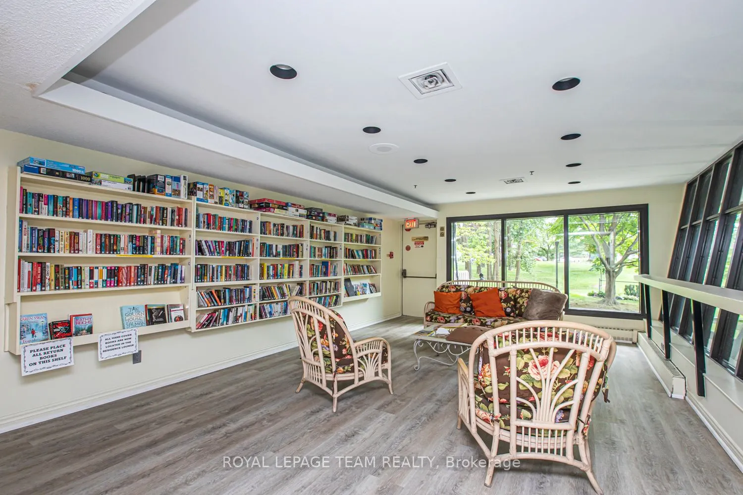 1095 Ambleside Drive, #21
