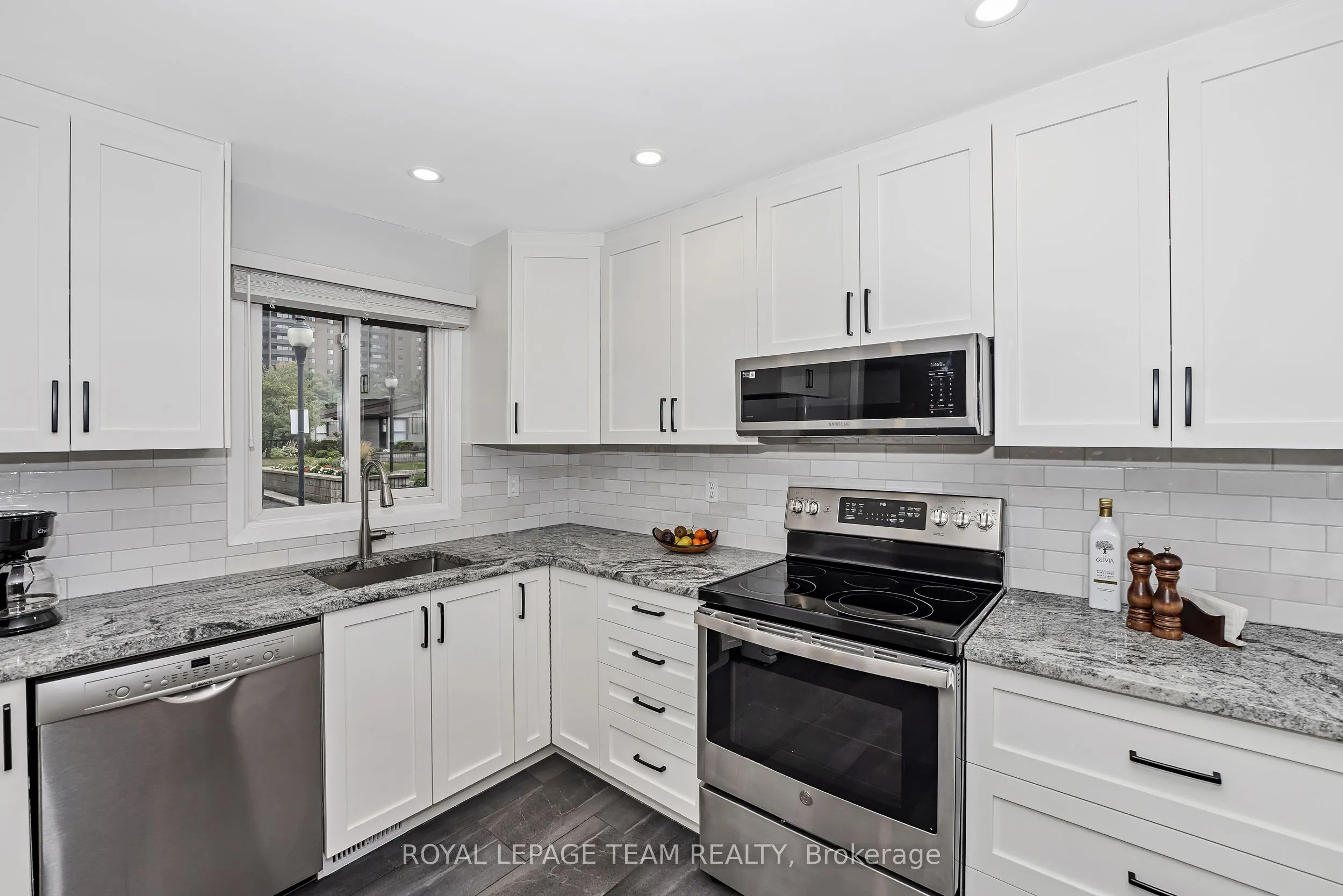 1095 Ambleside Drive, #21