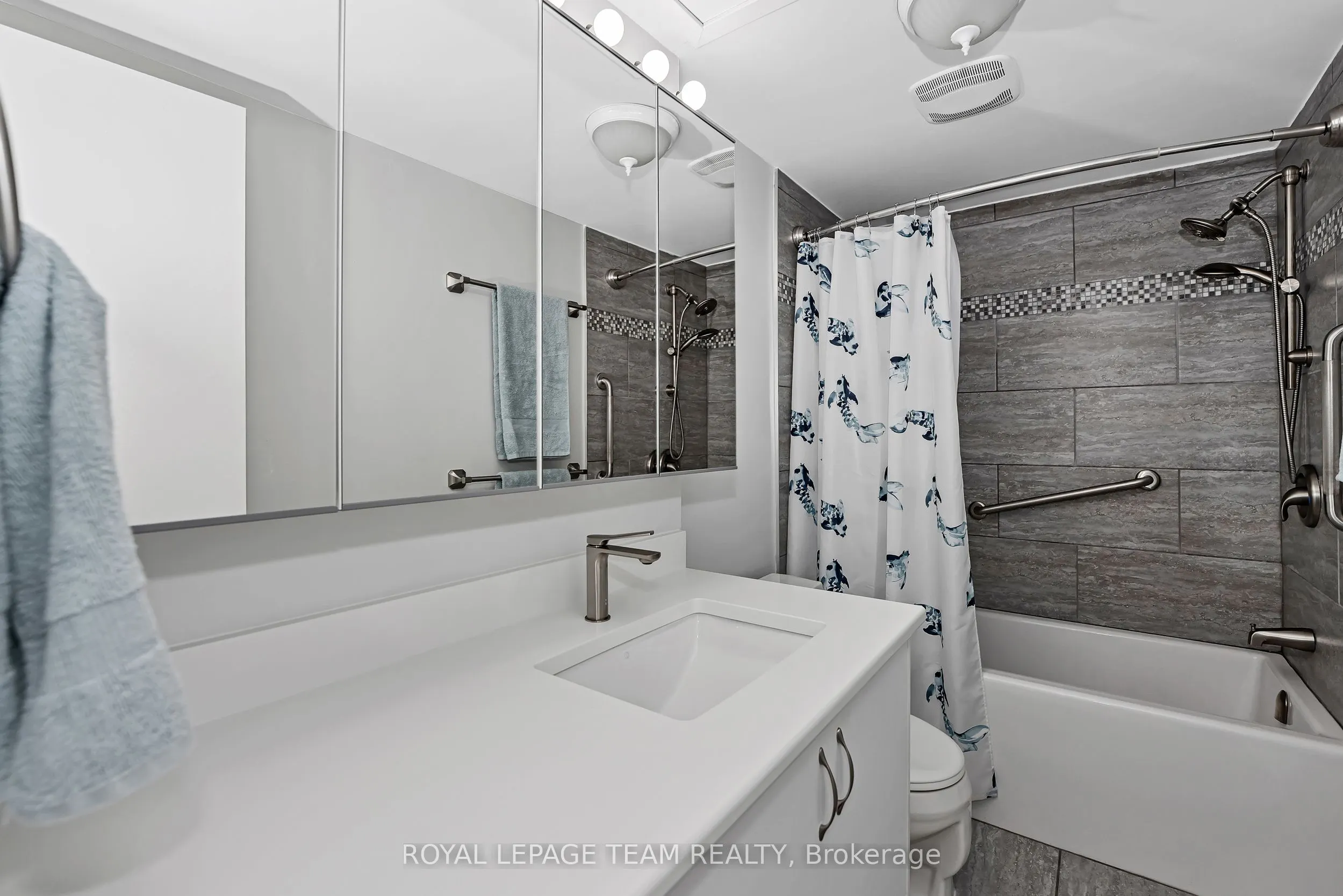 1095 Ambleside Drive, #21
