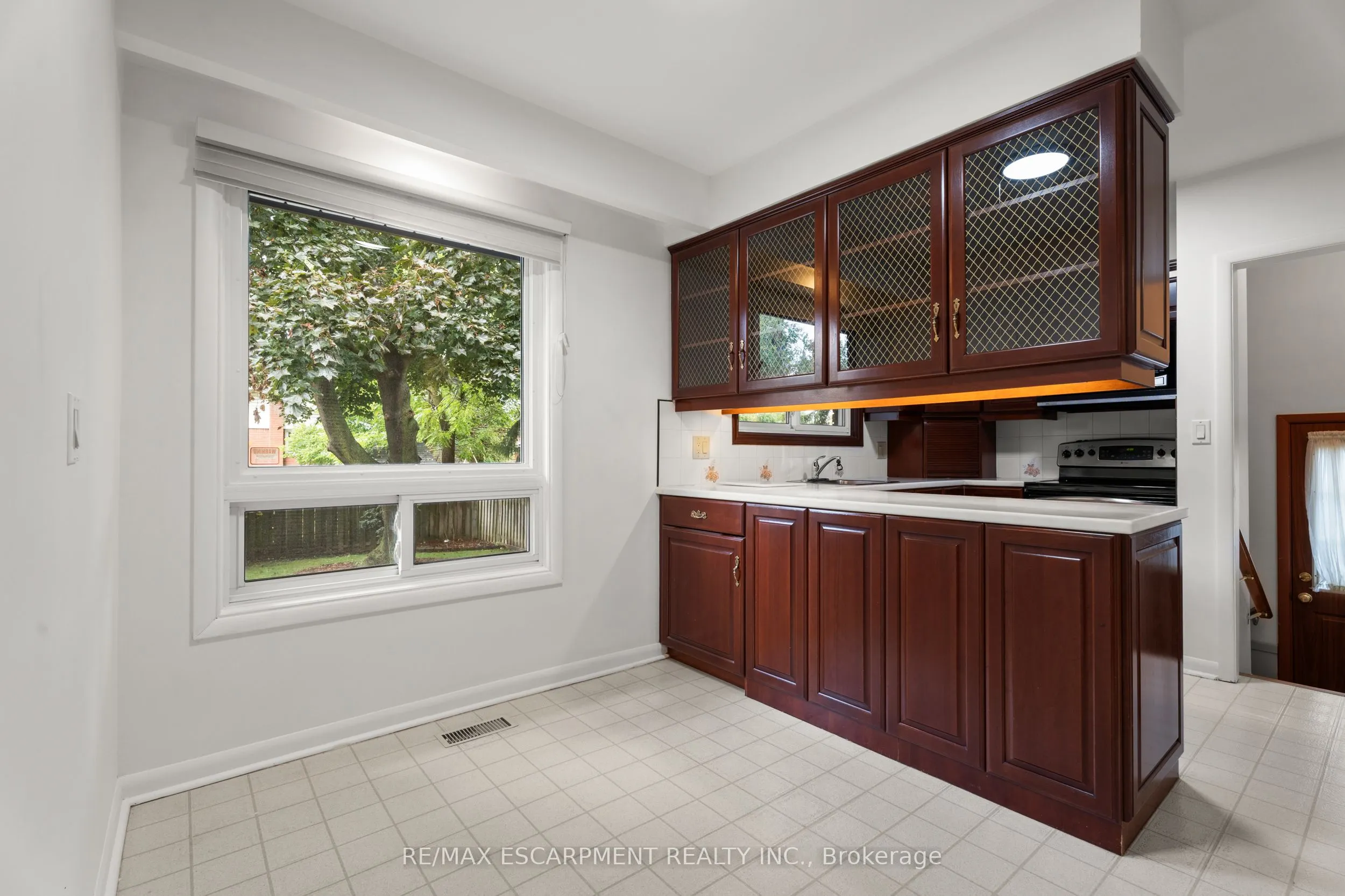 98 Laurier Avenue