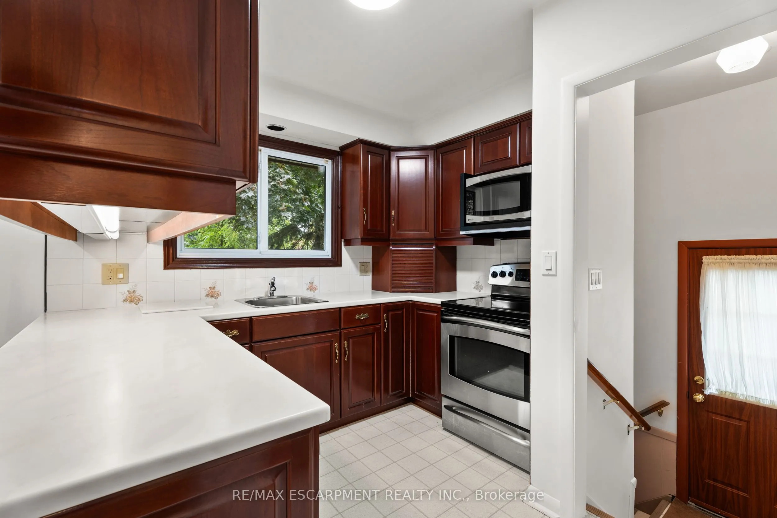 98 Laurier Avenue