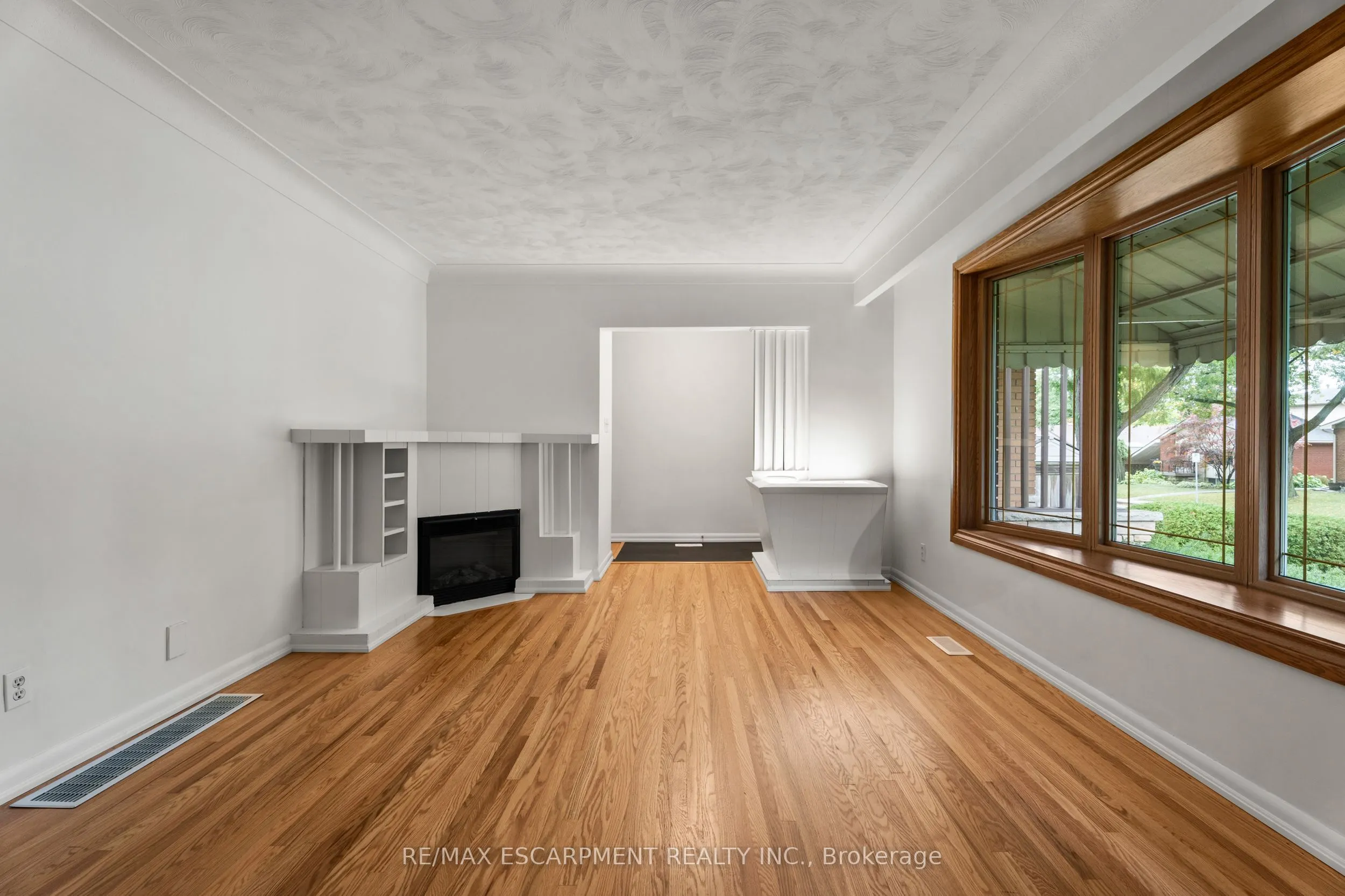 98 Laurier Avenue