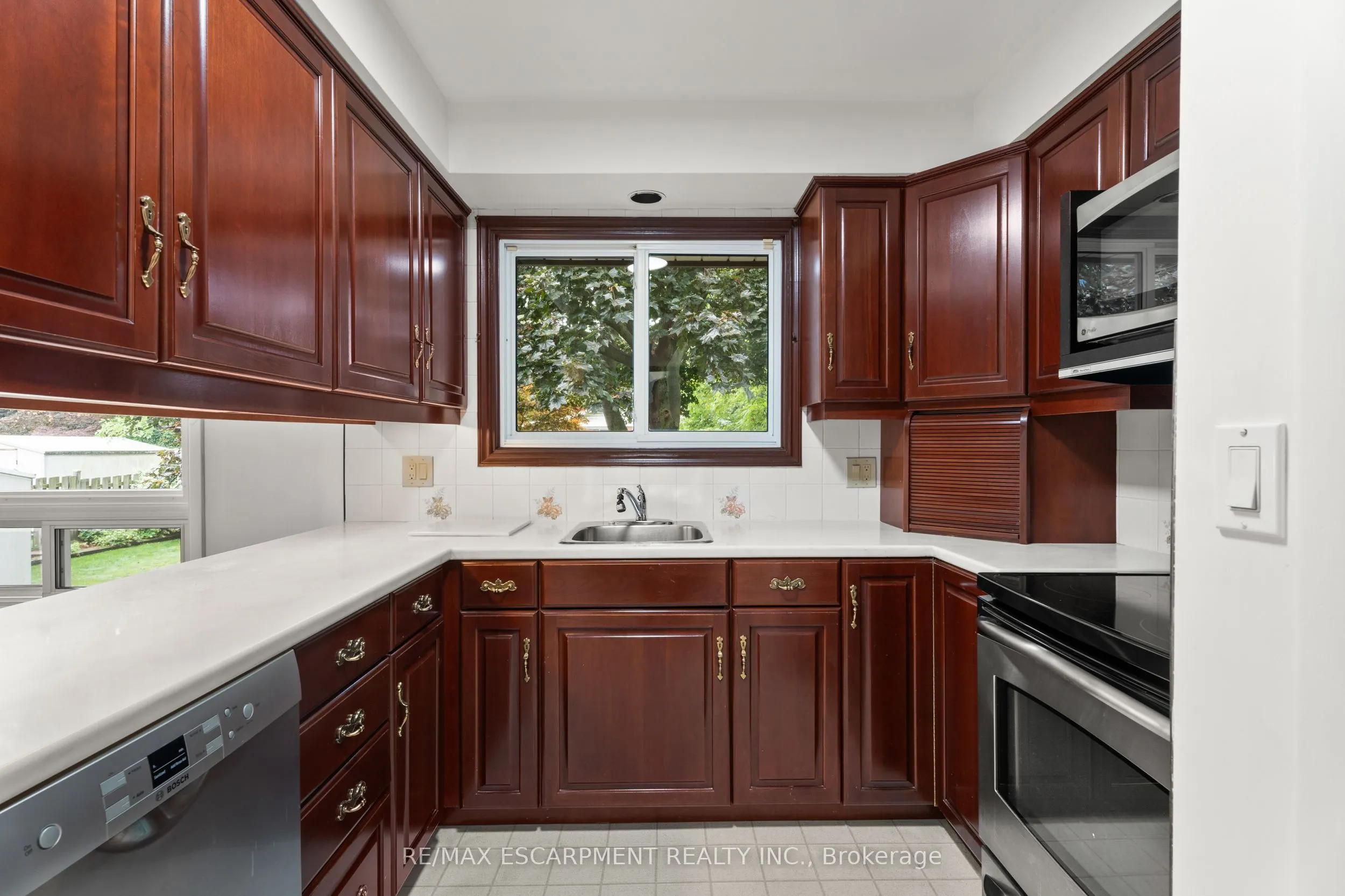 98 Laurier Avenue