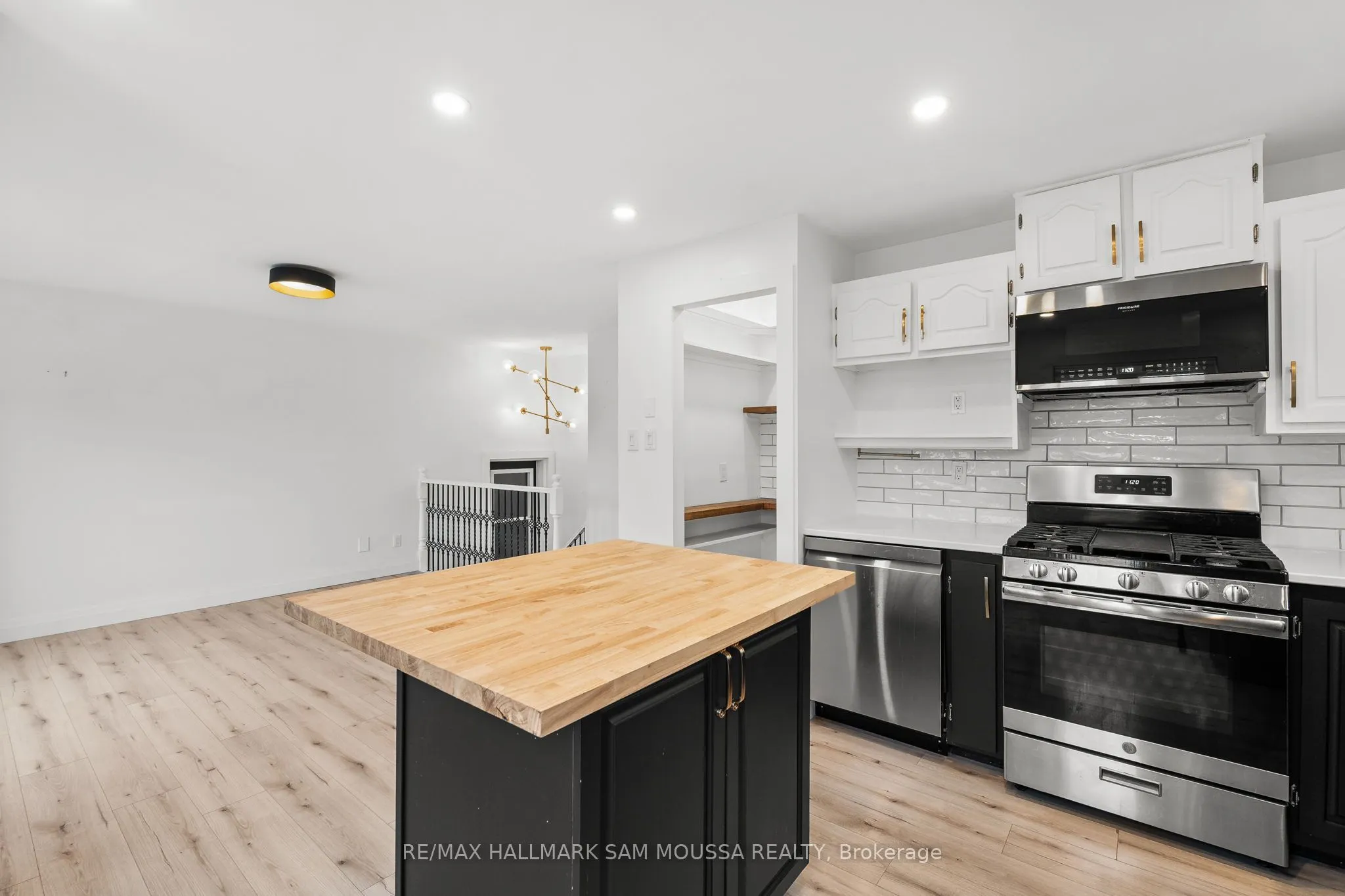 2039 Des Pins Street