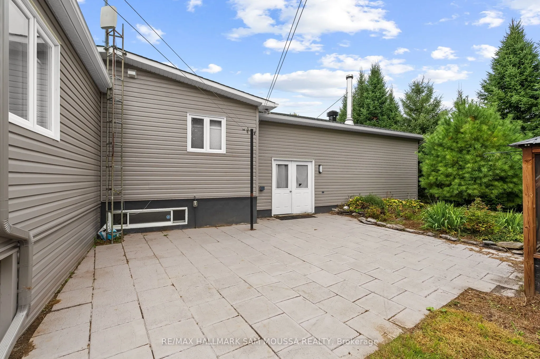 2039 Des Pins Street