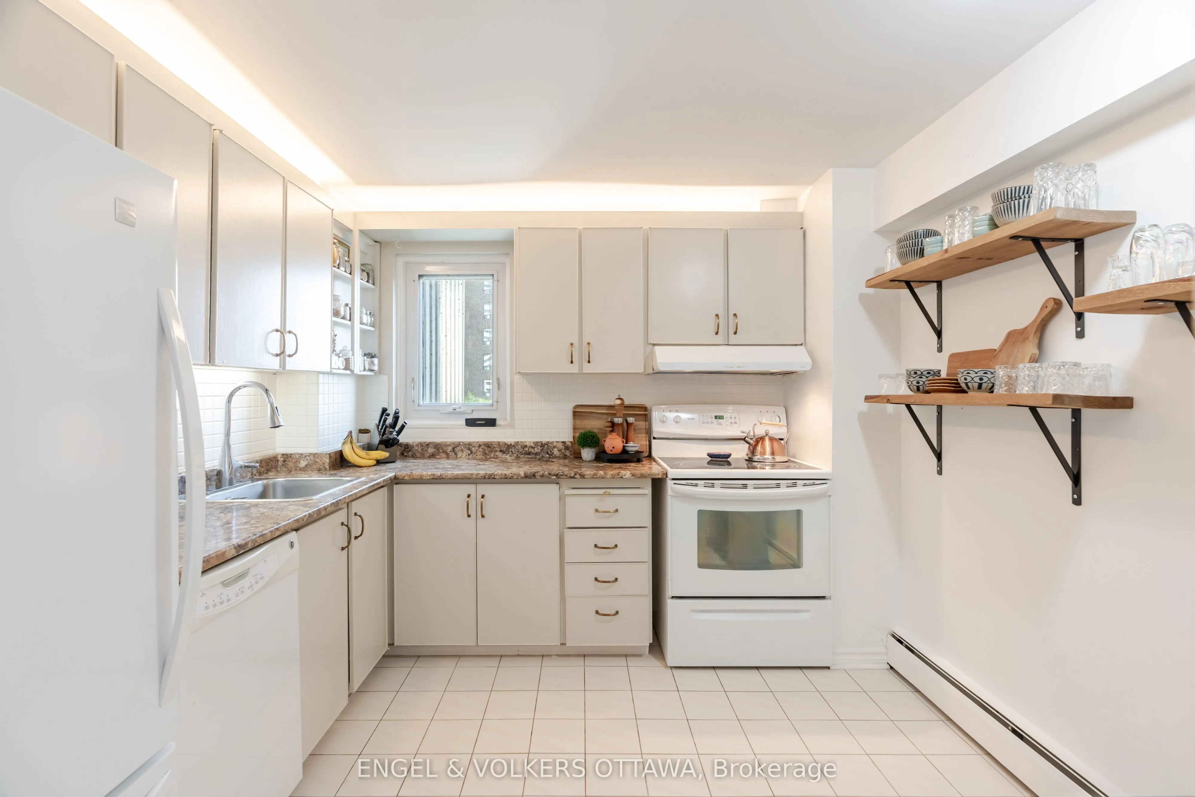 1171 Ambleside Drive, #606