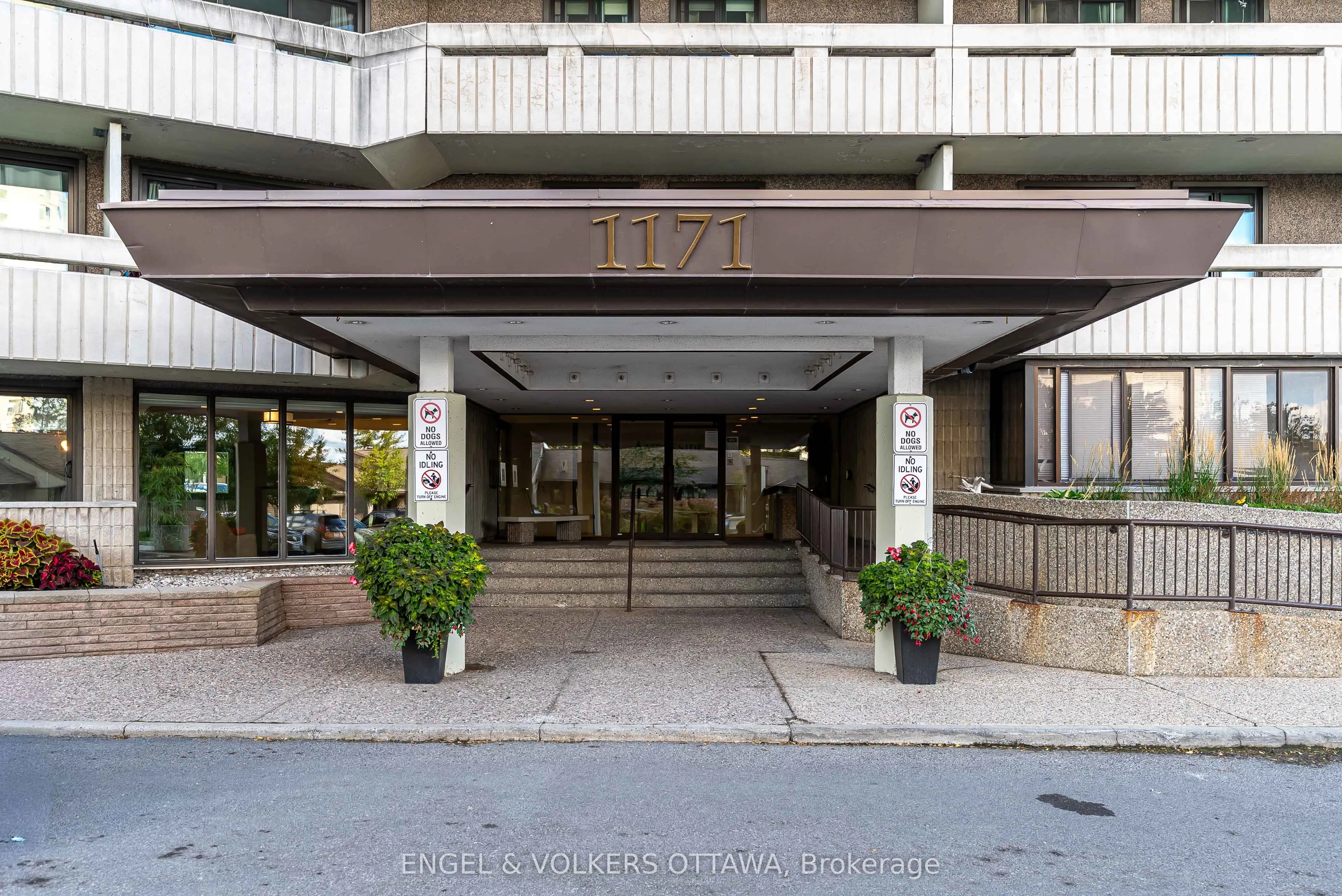 1171 Ambleside Drive, #606
