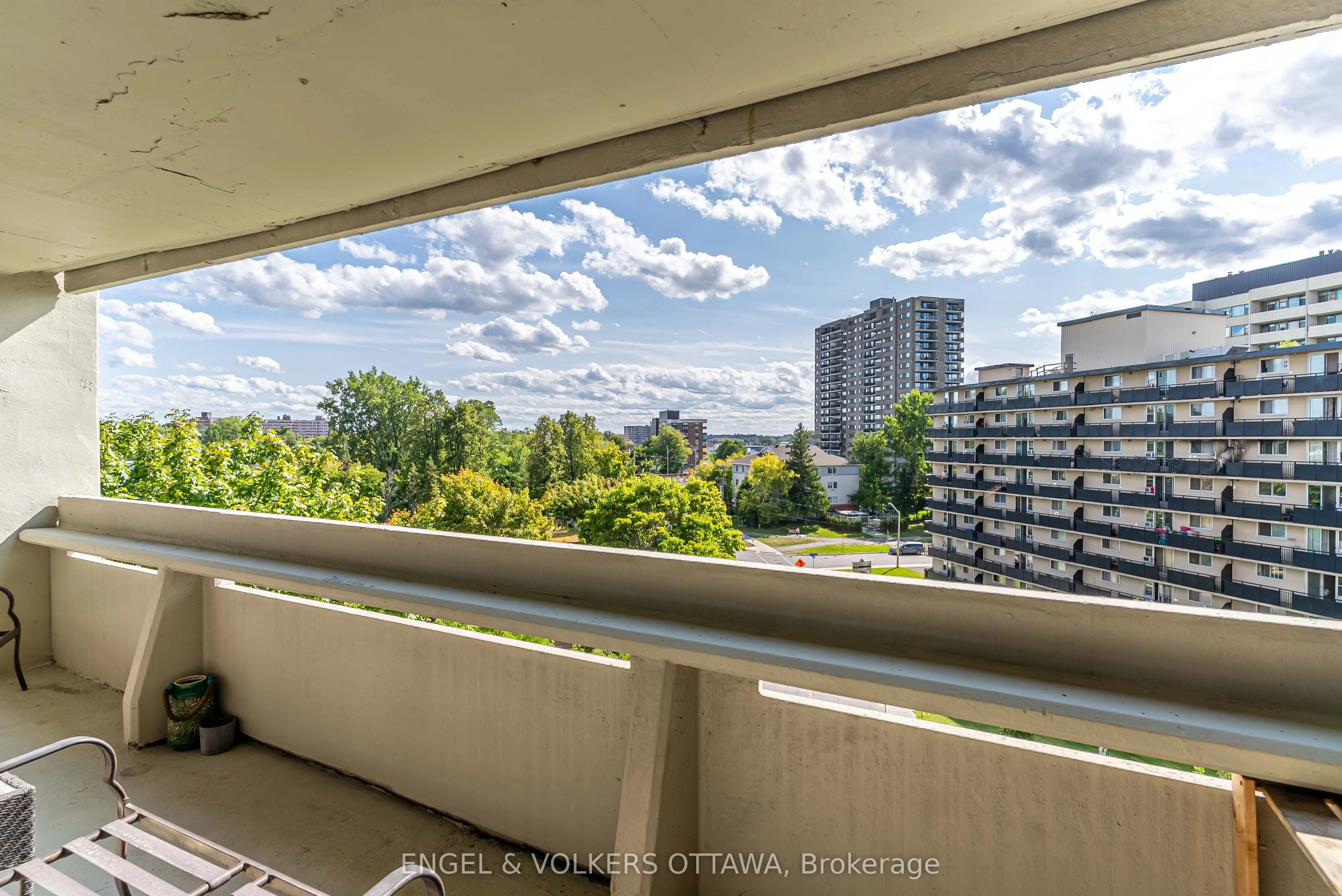 1171 Ambleside Drive, #606