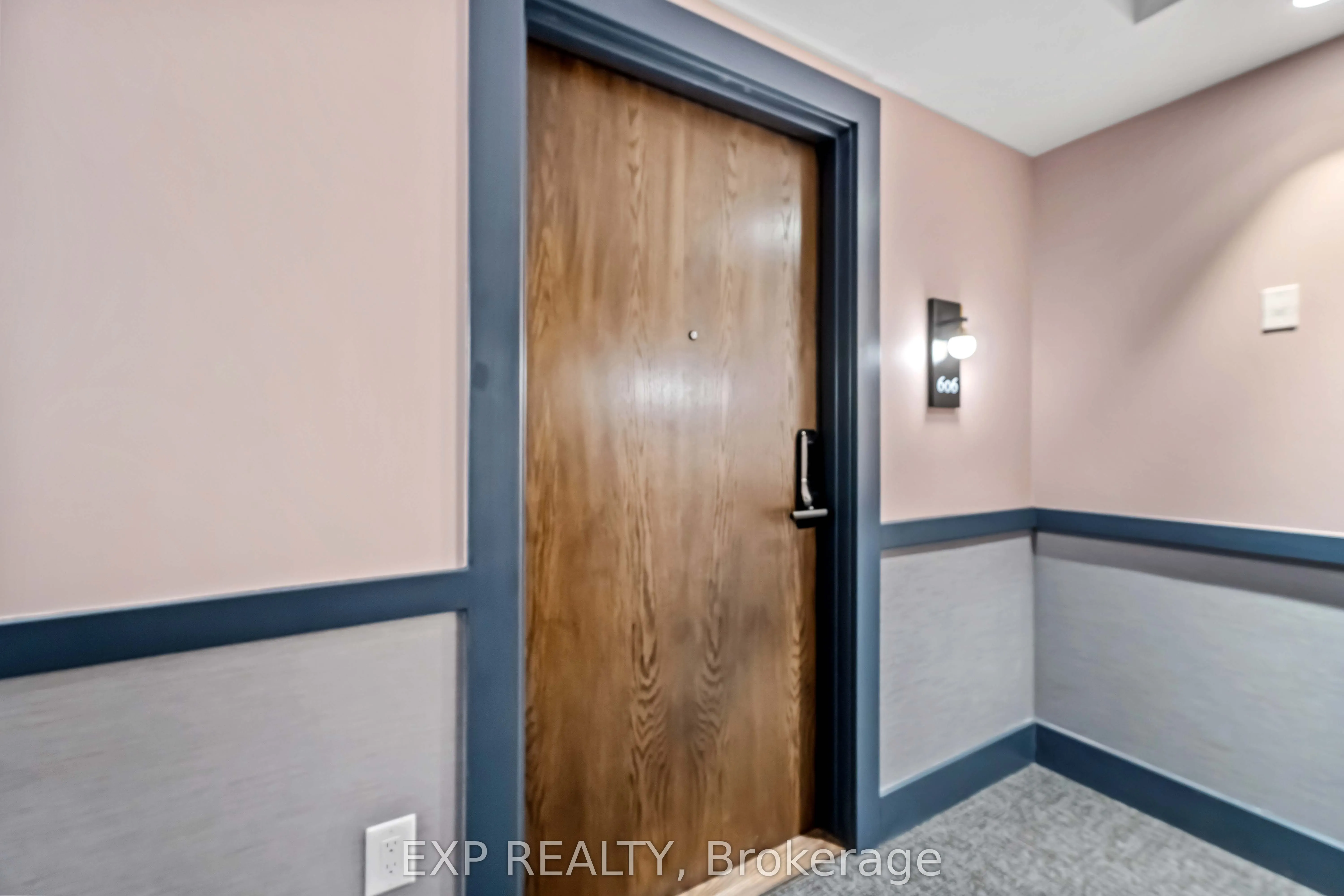 2782 Barton Street E, #606