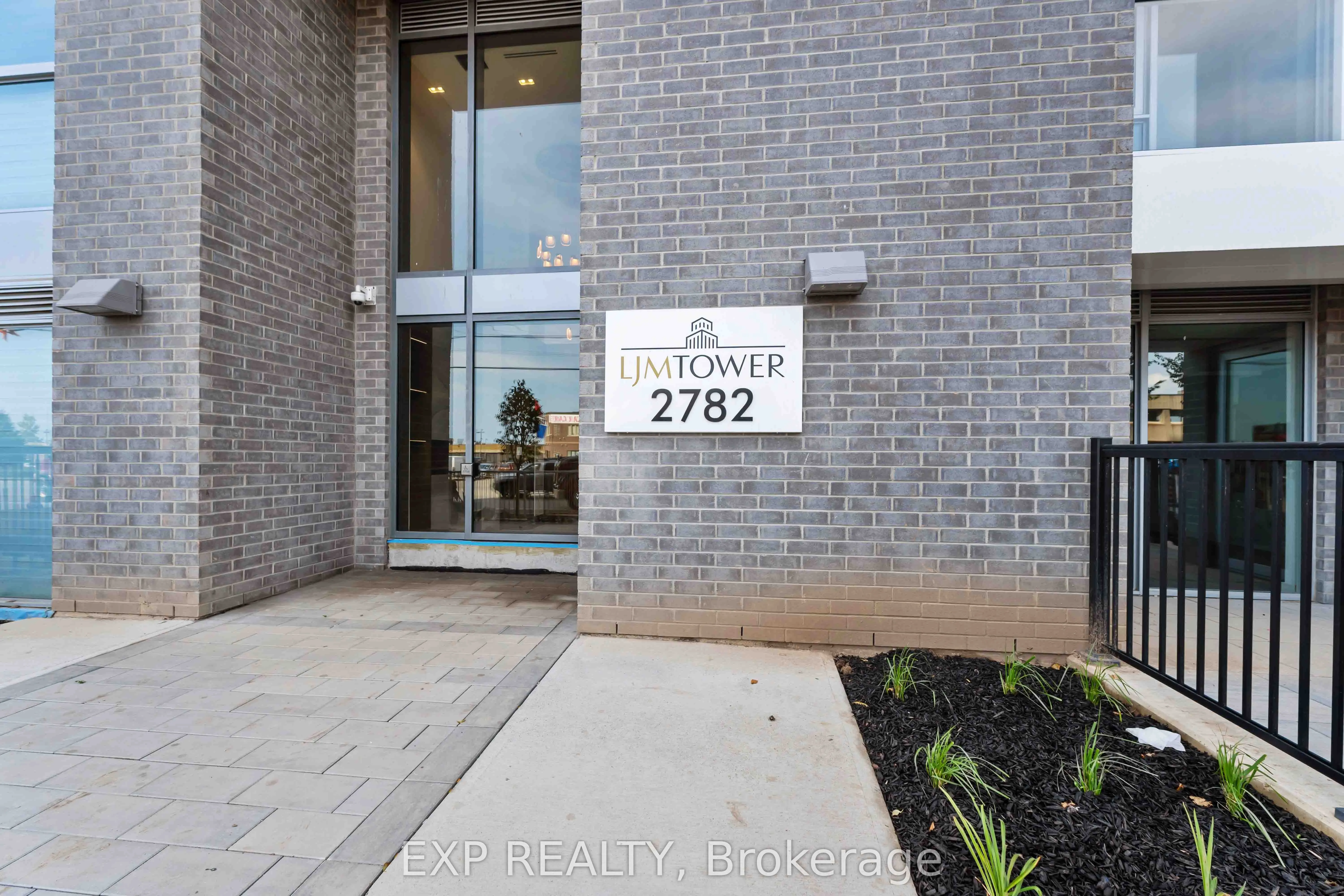 2782 Barton Street E, #606