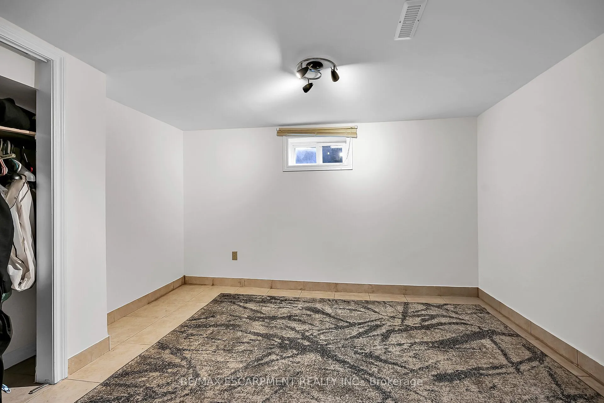 140 SOLOMON Crescent