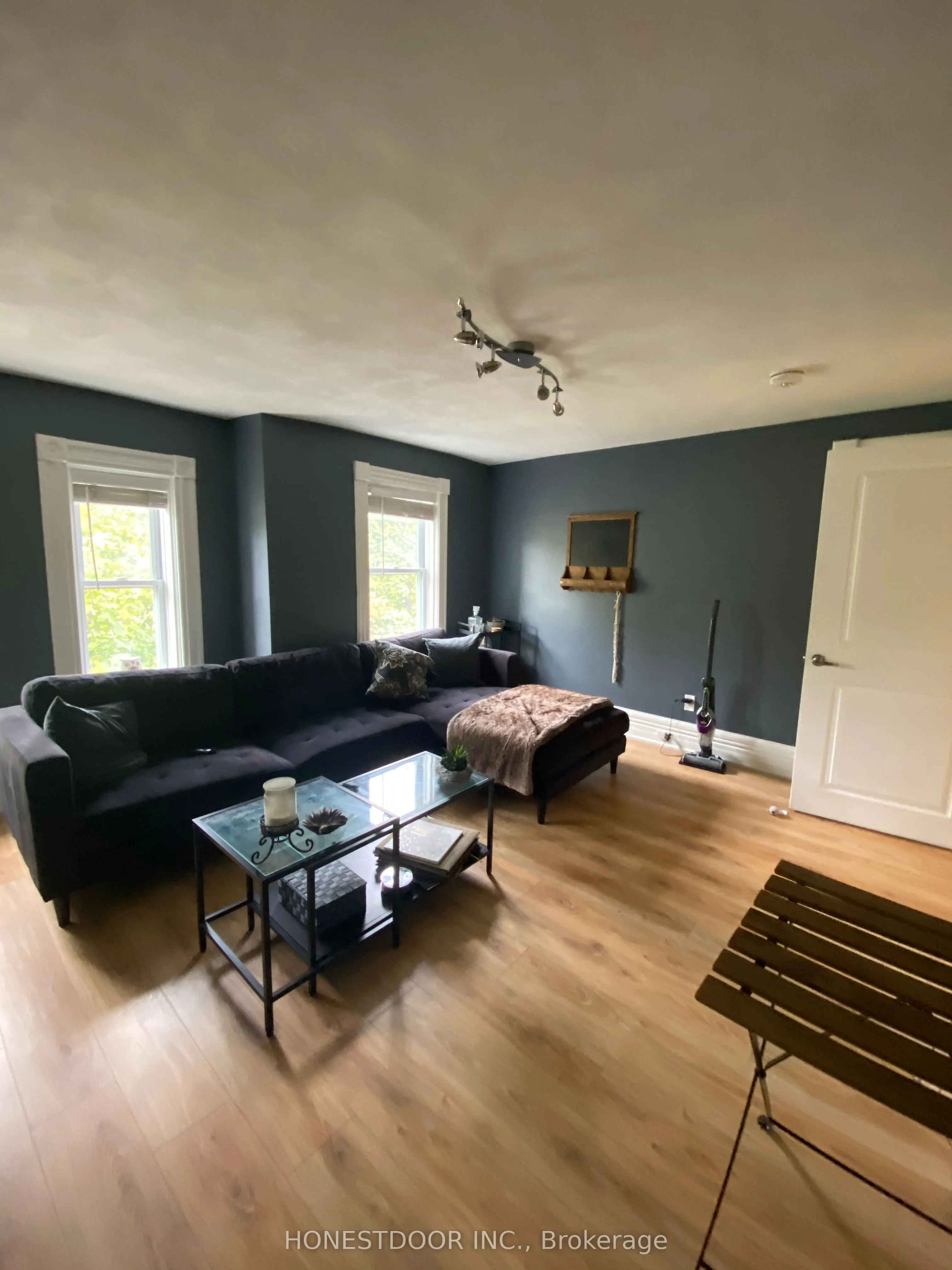 103 Victoria Avenue S