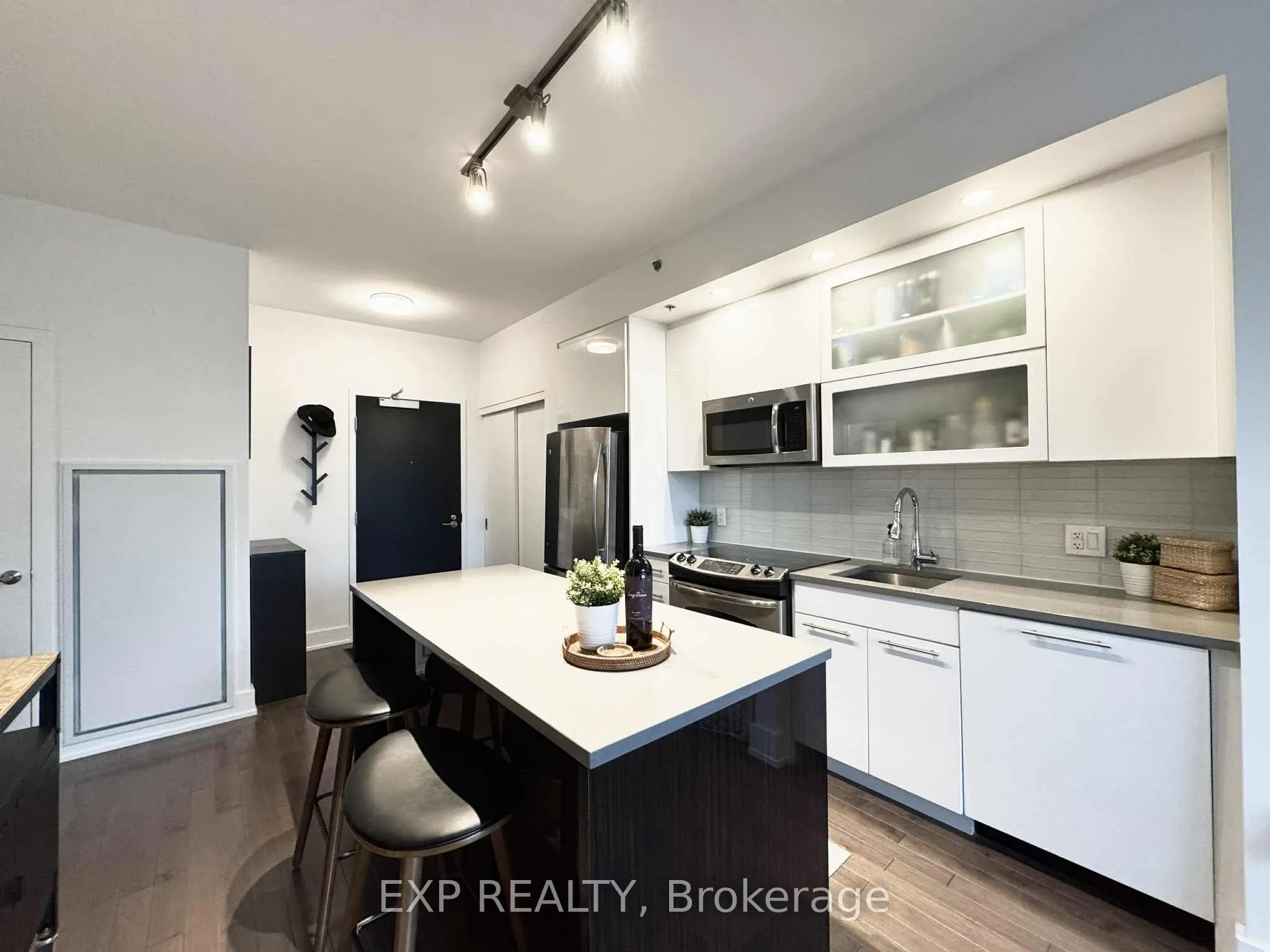 98 Richmond Road, #608