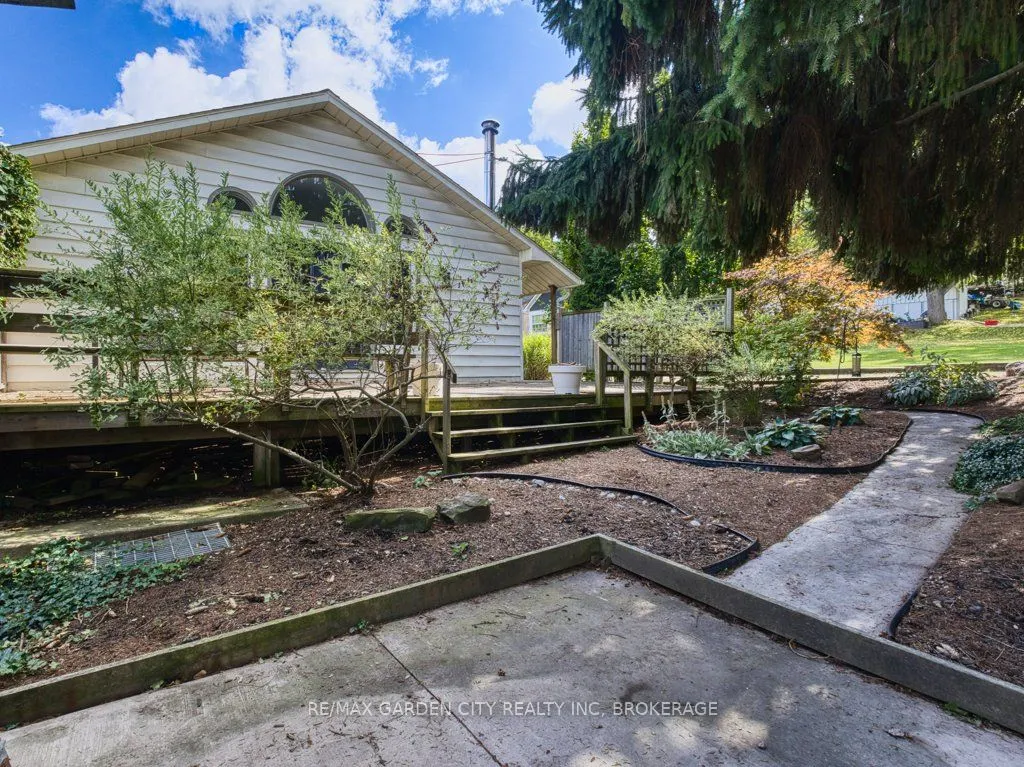33 Dundas Crescent