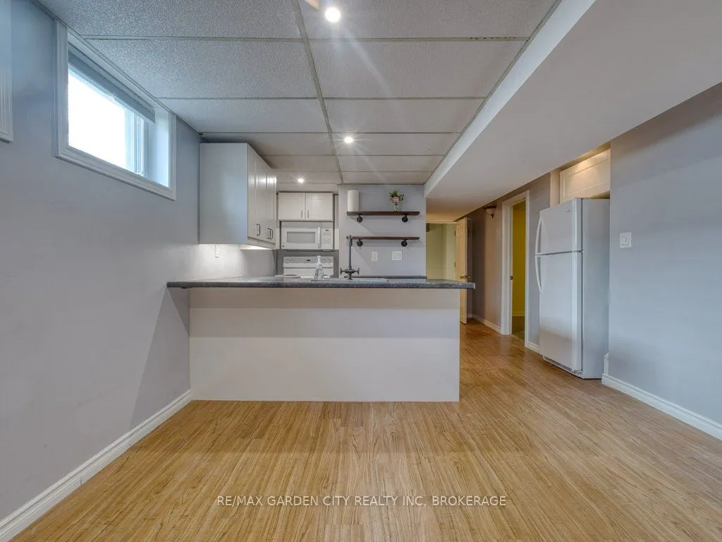 33 Dundas Crescent
