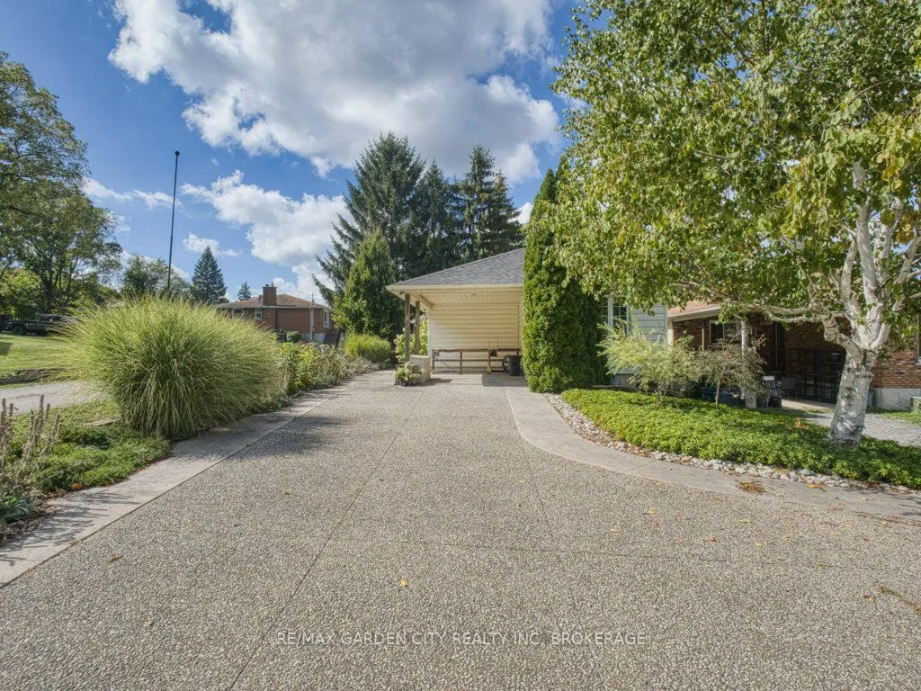 33 Dundas Crescent