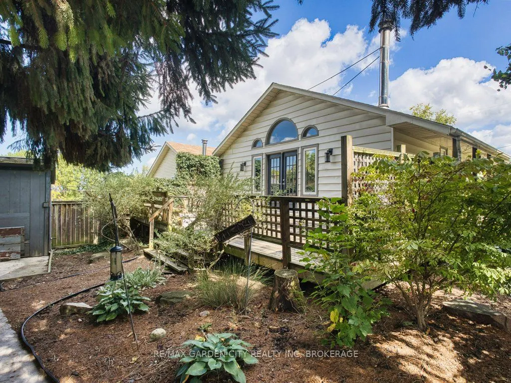33 Dundas Crescent