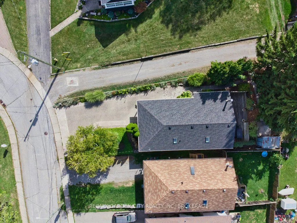 33 Dundas Crescent