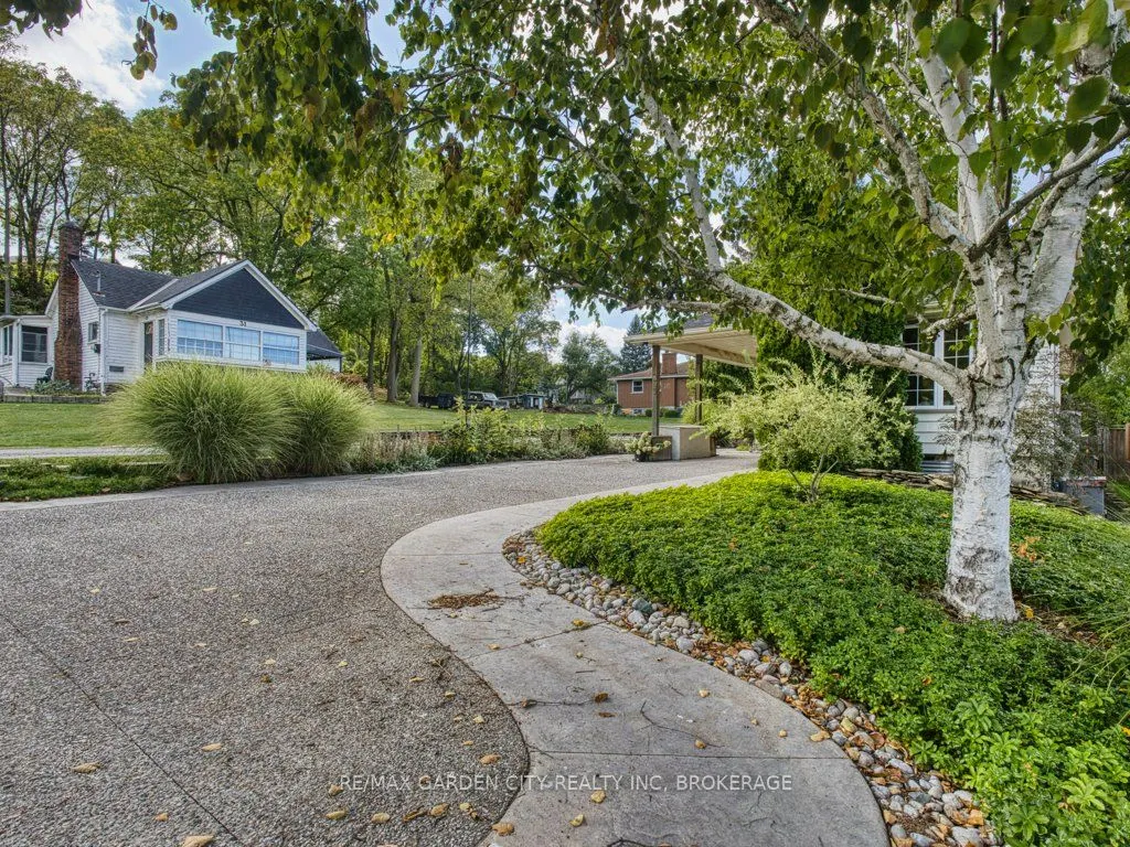 33 Dundas Crescent